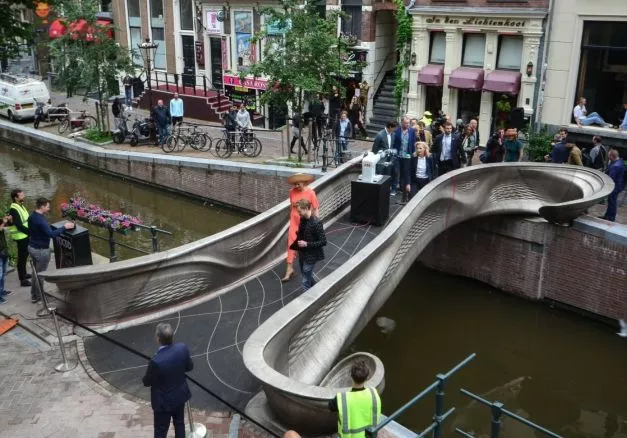 В Амстердаме открыли напечатанный на принтере мост Он изготовлен из металла методом трехмерной печати