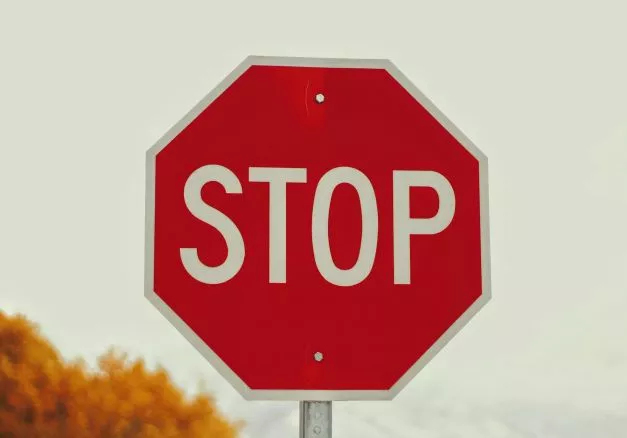 Футболка со знаком Stop сбивает автопилот с толку Беспилотное такси не может проехать мимо