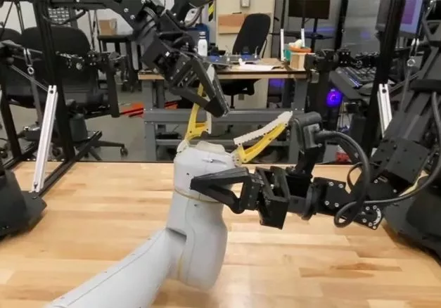 Роботы с ИИ научились ремонтировать других роботов Бот заменил палец своему товарищу