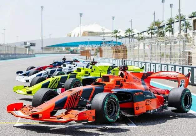 В Дубае прошла первая гонка беспилотных болидов На трассе Формулы-1 в Абу-Даби