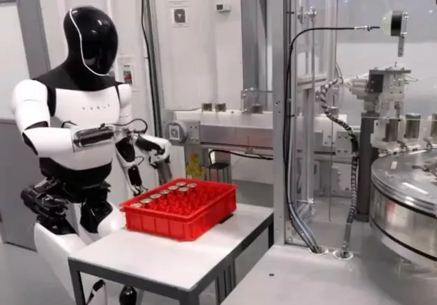 Tesla показала новые навыки робота Optimus Его научили производственным операциям