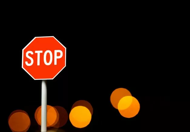 Автомобильный автопилот научили игнорировать дорожные знаки С помощью светодиодов
