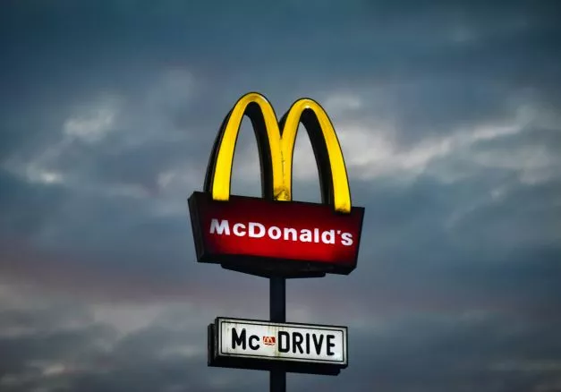 McDonald's «уволил» ИИ для приема заказов  Он предлагал добавить бекон в мороженое