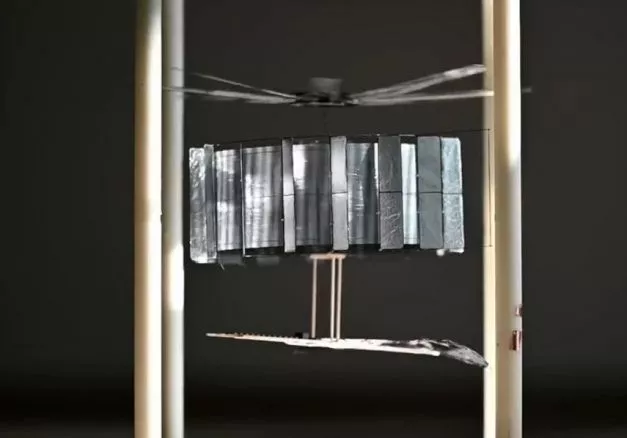 Бэйханьские исследователи сделали CoulombFly Это мини-робот на солнечных батареях