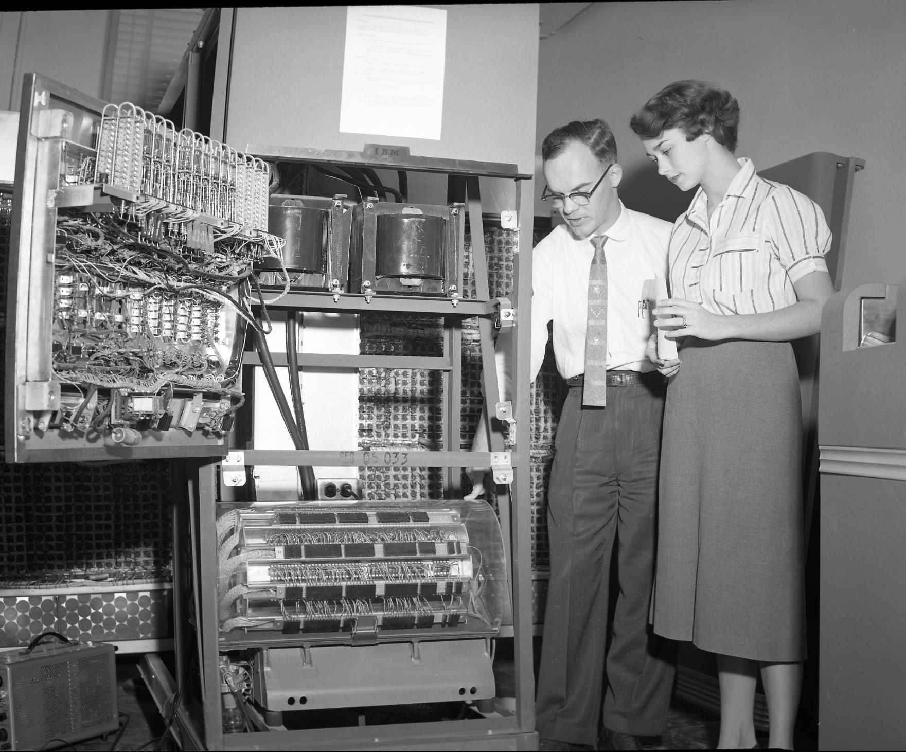 2 июля 1953 года была анонсирована IBM 650. Это первый компьютер поточного  производства