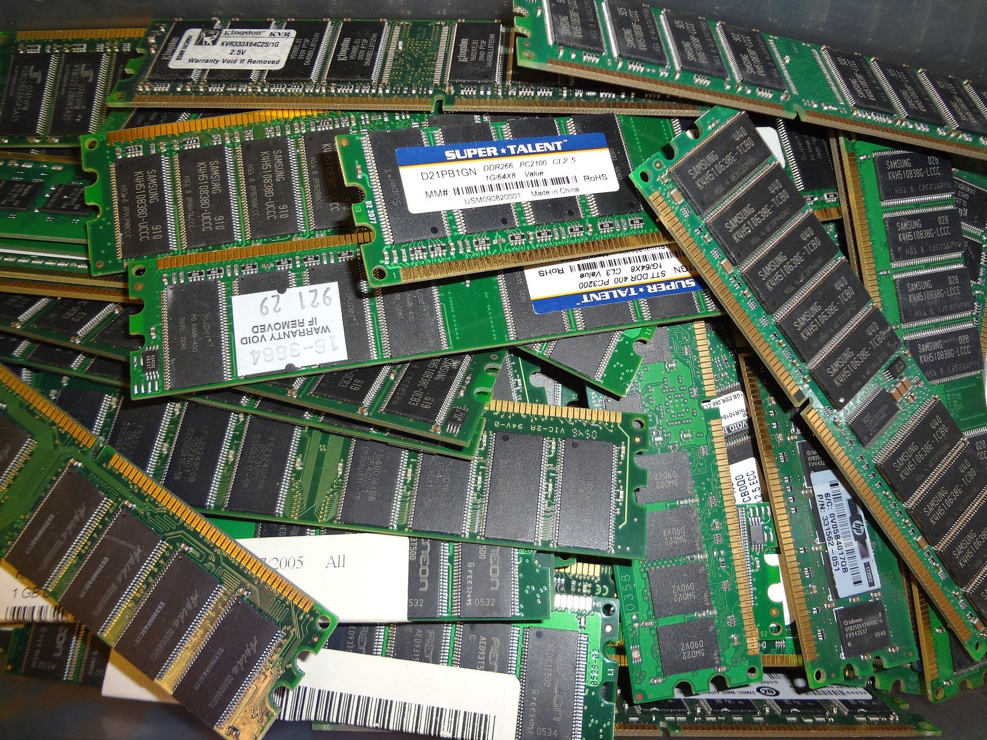 13 июля 1992 года <i>IBM</i>, <i>Toshiba </i>и <i>Siemens </i>объединились для разработки чипов памяти