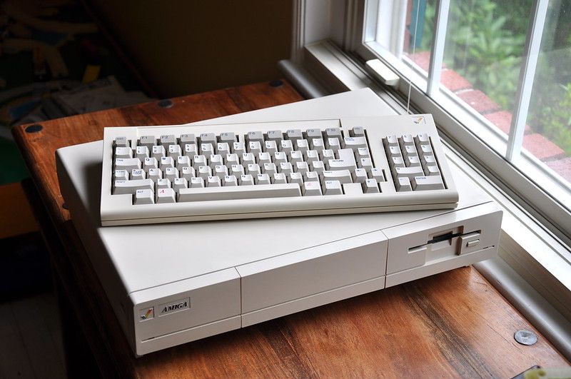 23 июля 1985 года начинаются продажи <i>Amiga 1000</i>