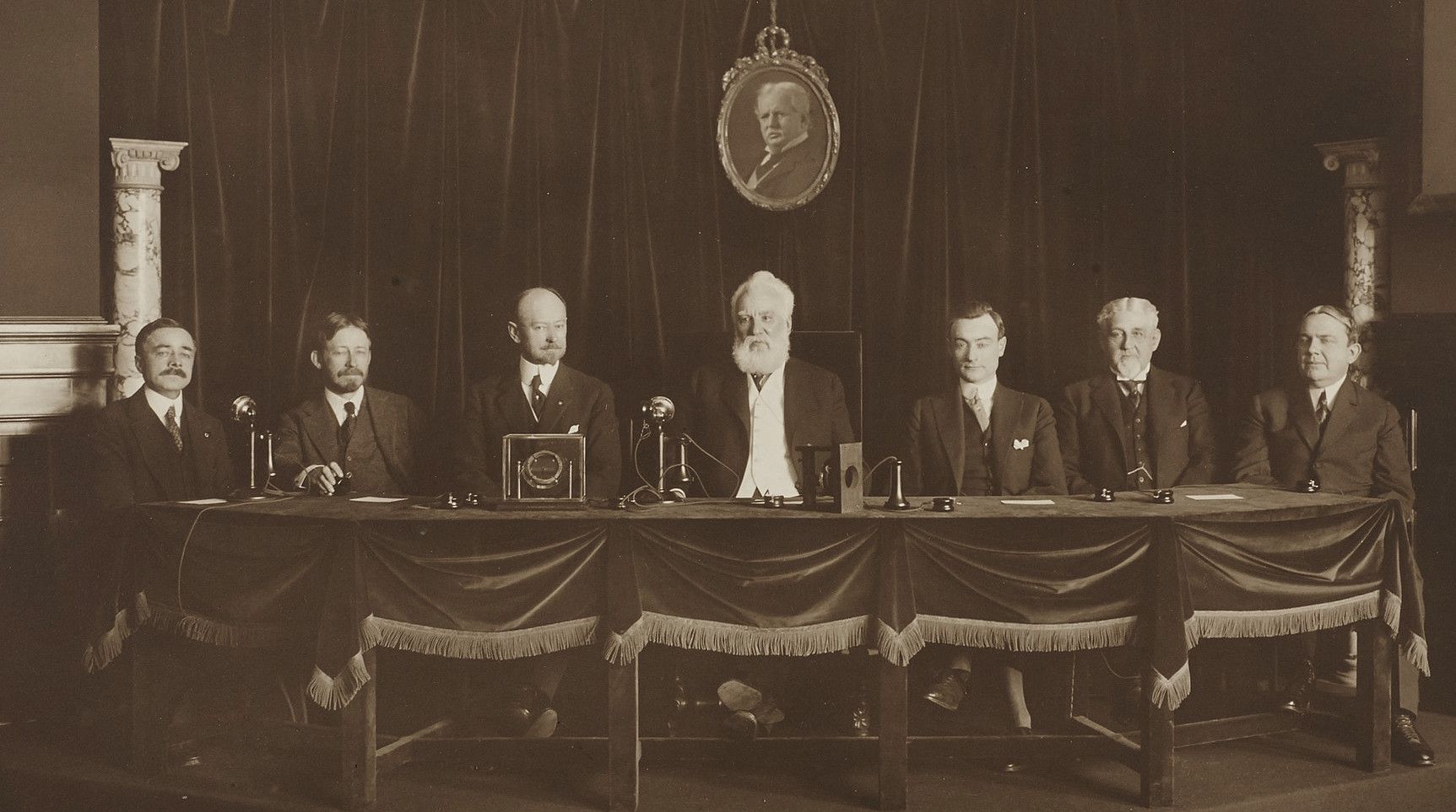 29 июля 1914 года сделан первый трансконтинентальный телефонный звонок