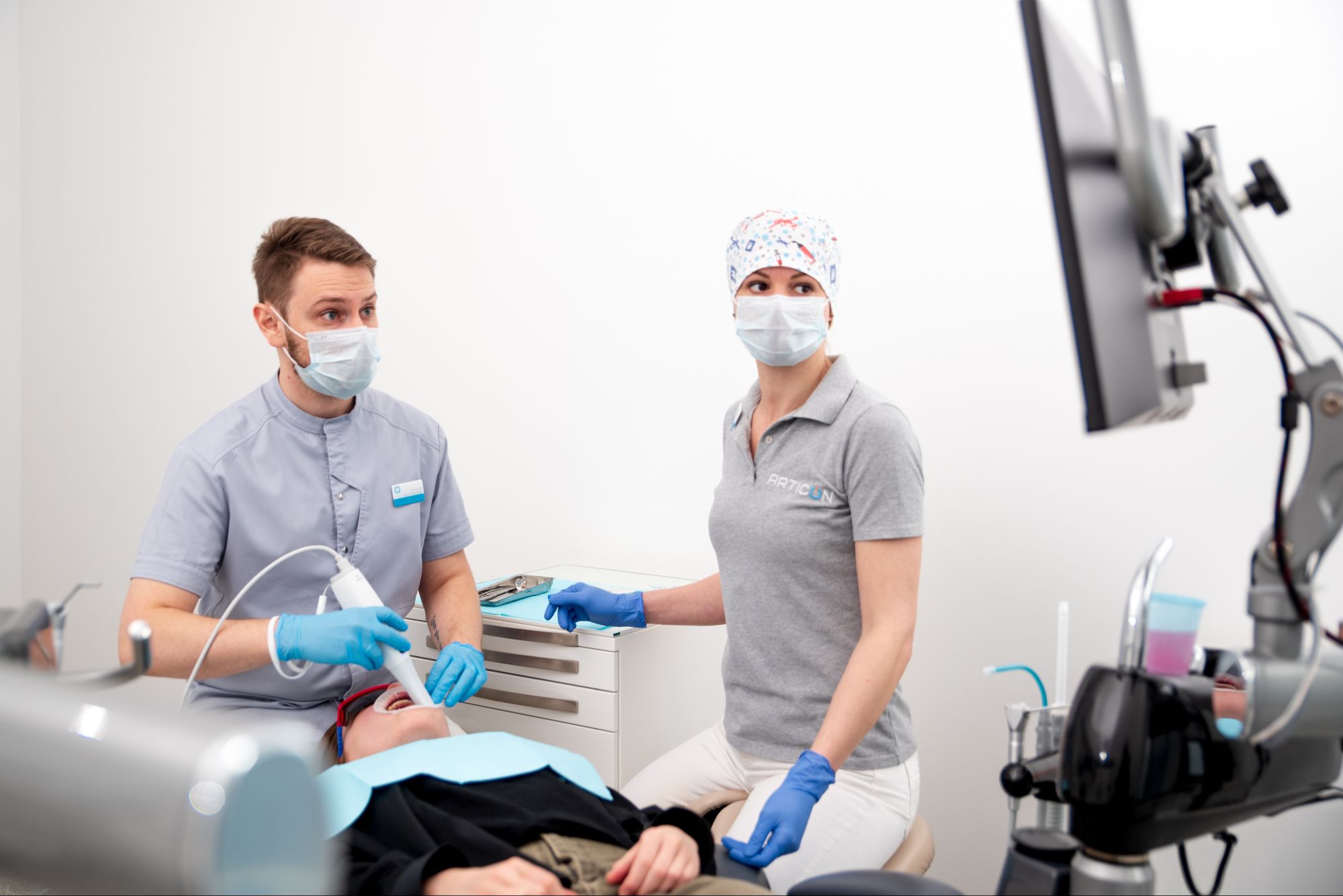 Интраоральное сканирование напоминает видеосъемку: врач водит аппаратом вдоль зубного ряда в произвольном порядке