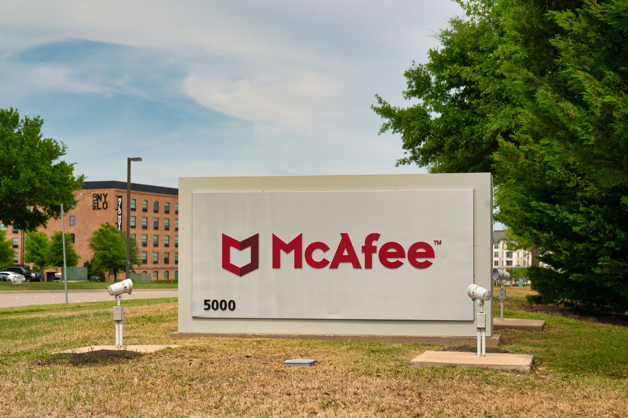 18 сентября 1945 года родился основатель <i>McAfee </i>Джон Макафи