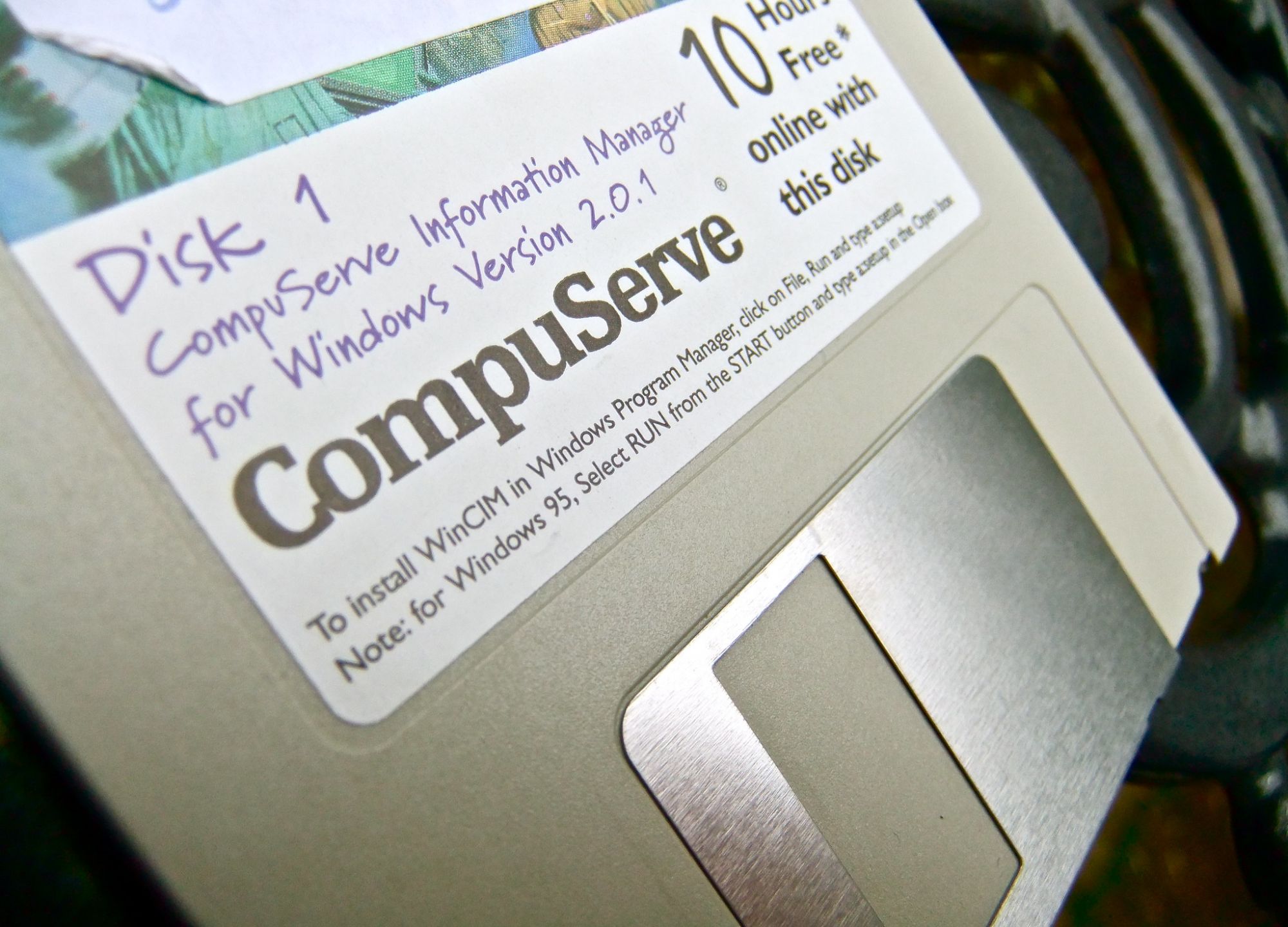 24 сентября 1979 года стартовал информационный сервис <i>CompuServe</i>