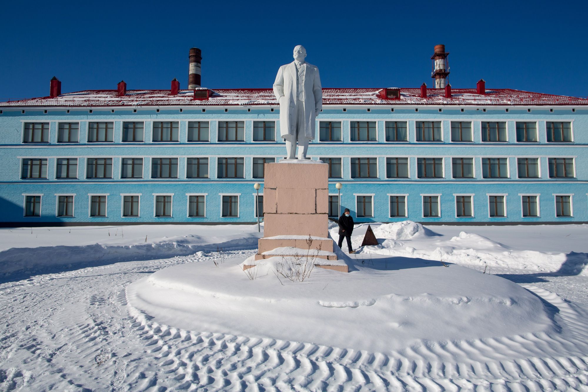 Памятник Ленину на площади перед Надвоицким алюминиевым заводом. Республика Карелия