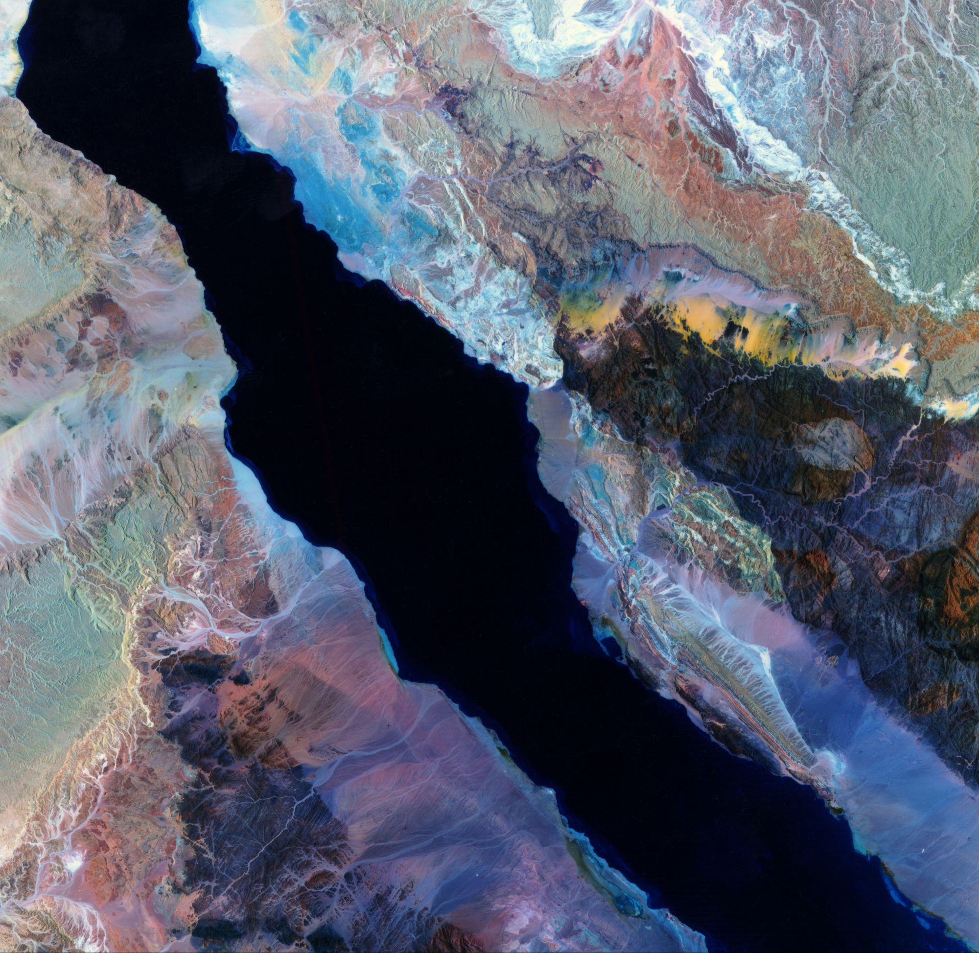 Суэцкий залив, Египет.  Съемка в видимом и инфракрасном диапазоне. Цвета показывают разнообразие пород и минералов 