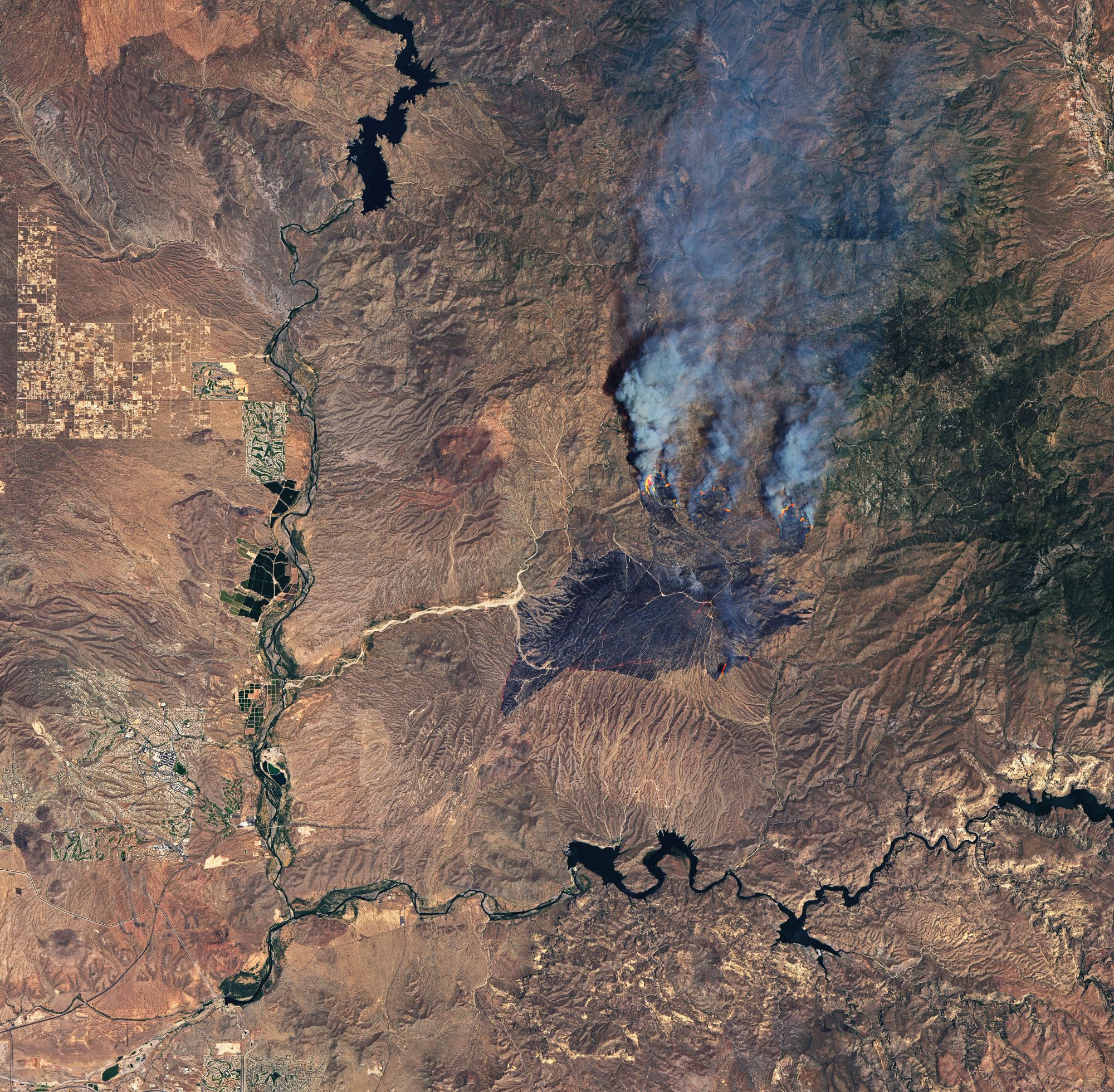 Лесной пожар в Аризоне, США. Снимок в псевдонатуральных цветах, видимый диапазон