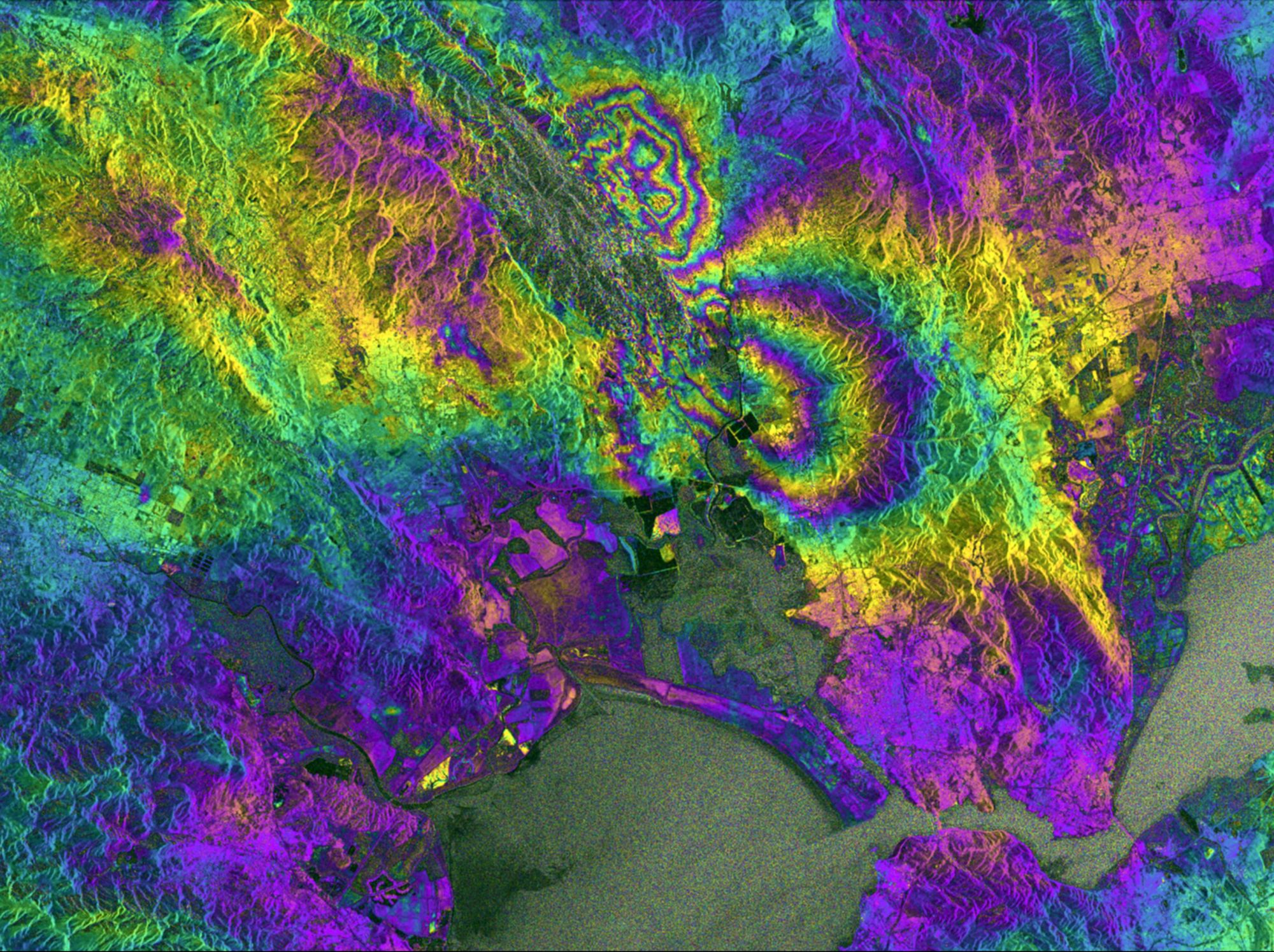 Волны на поверхности Земли во время землетрясения, США. Данные радарного высотомера с синтезированной апертурой (SAR)