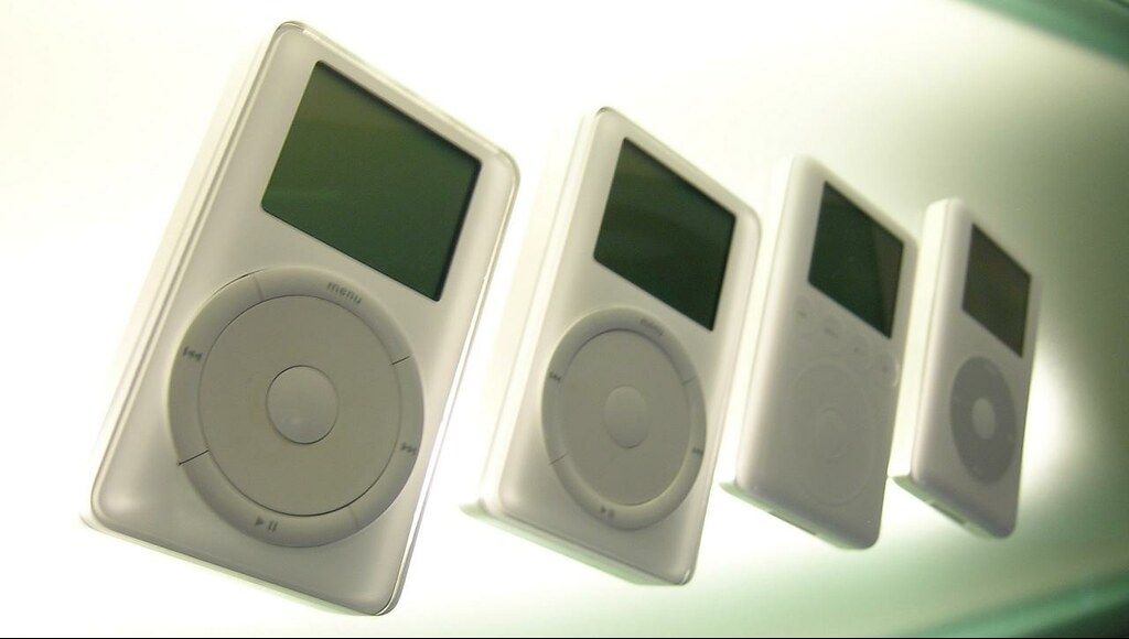 23 октября 2001 года вышел первый <i>iPod</i>