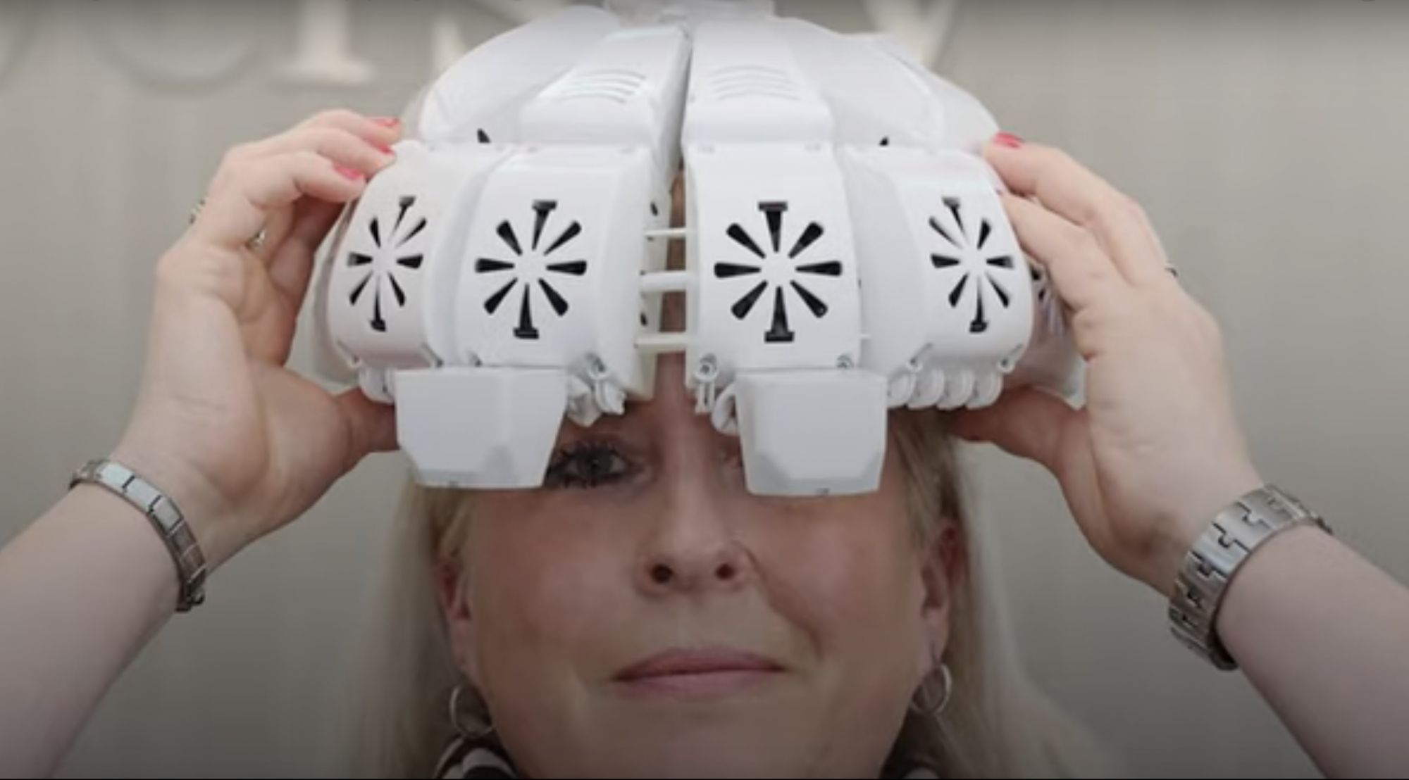 Ученые сделали «умный» шлем, который предотвращает деменцию