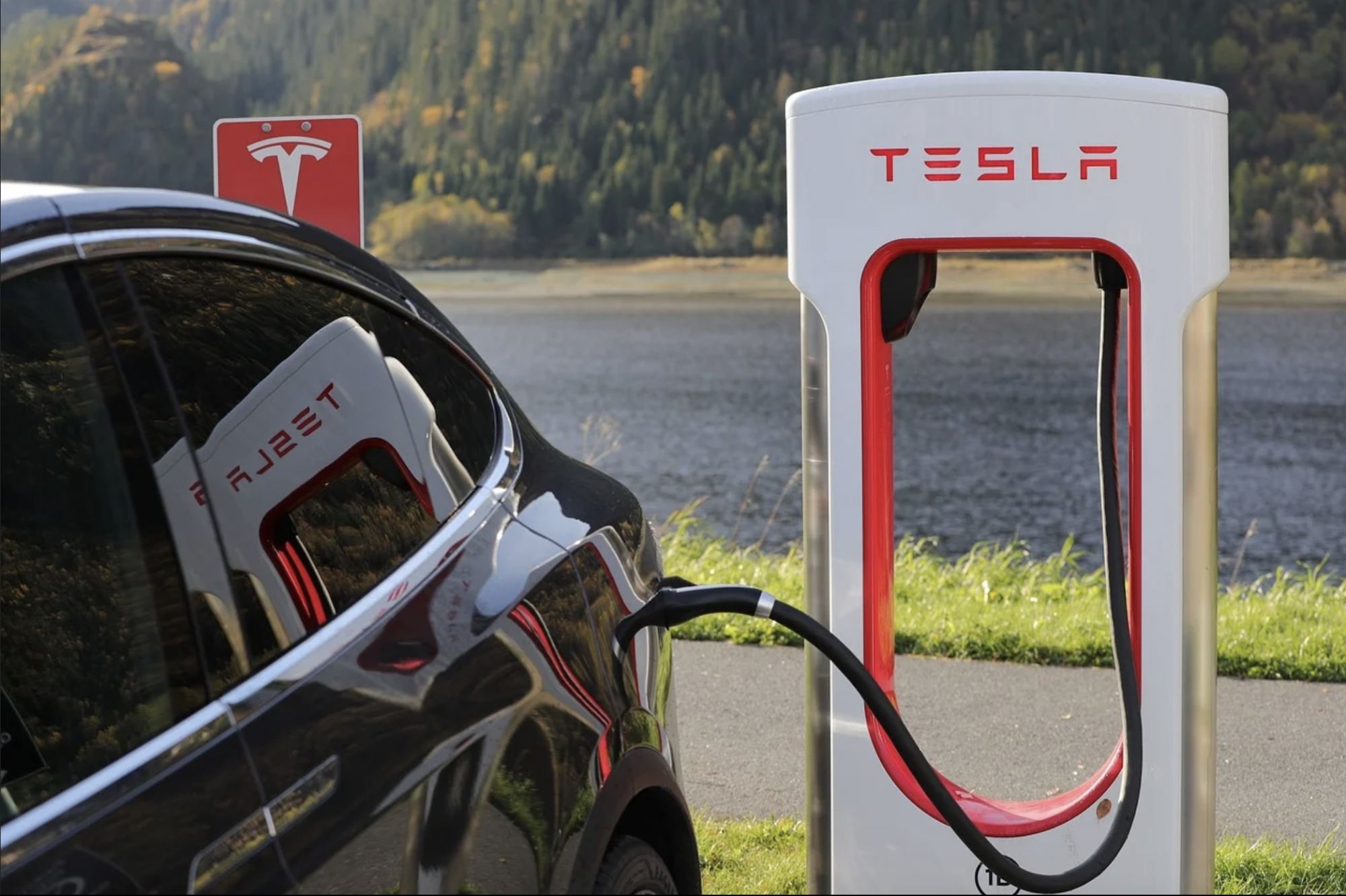 <i>Tesla </i>открыла свои зарядные станции для других марок