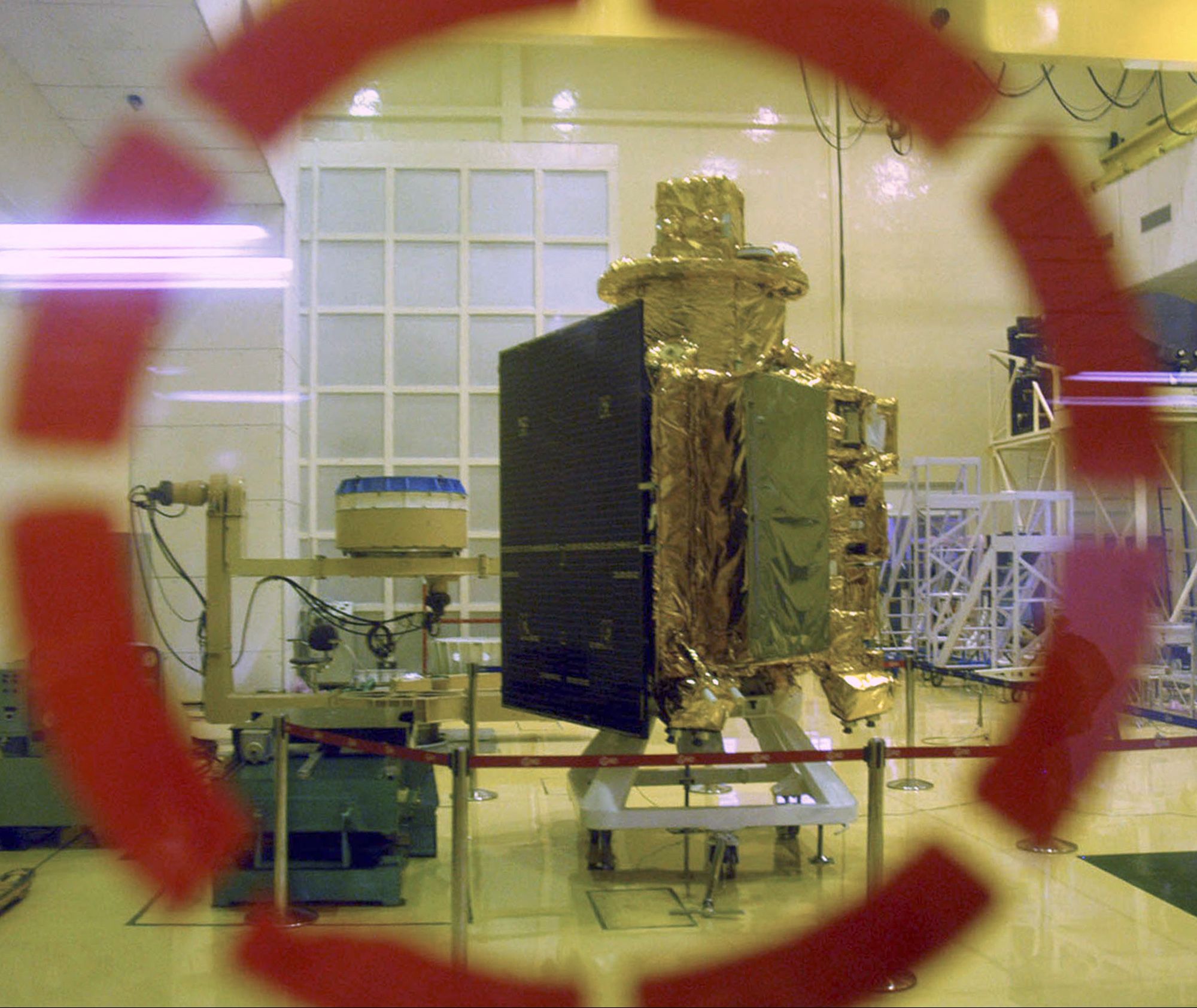 Chandrayaan‑1. Искусственный спутник Луны, запущенный в октябре 2008 года и сошедший с орбиты спустя 312 дней. Успел сбросить ударный модуль и проанализировать состав поднятой им пыли. Нес на борту устойчивый к радиации твердотельный накопитель на 32 Гб с тройным резервированием