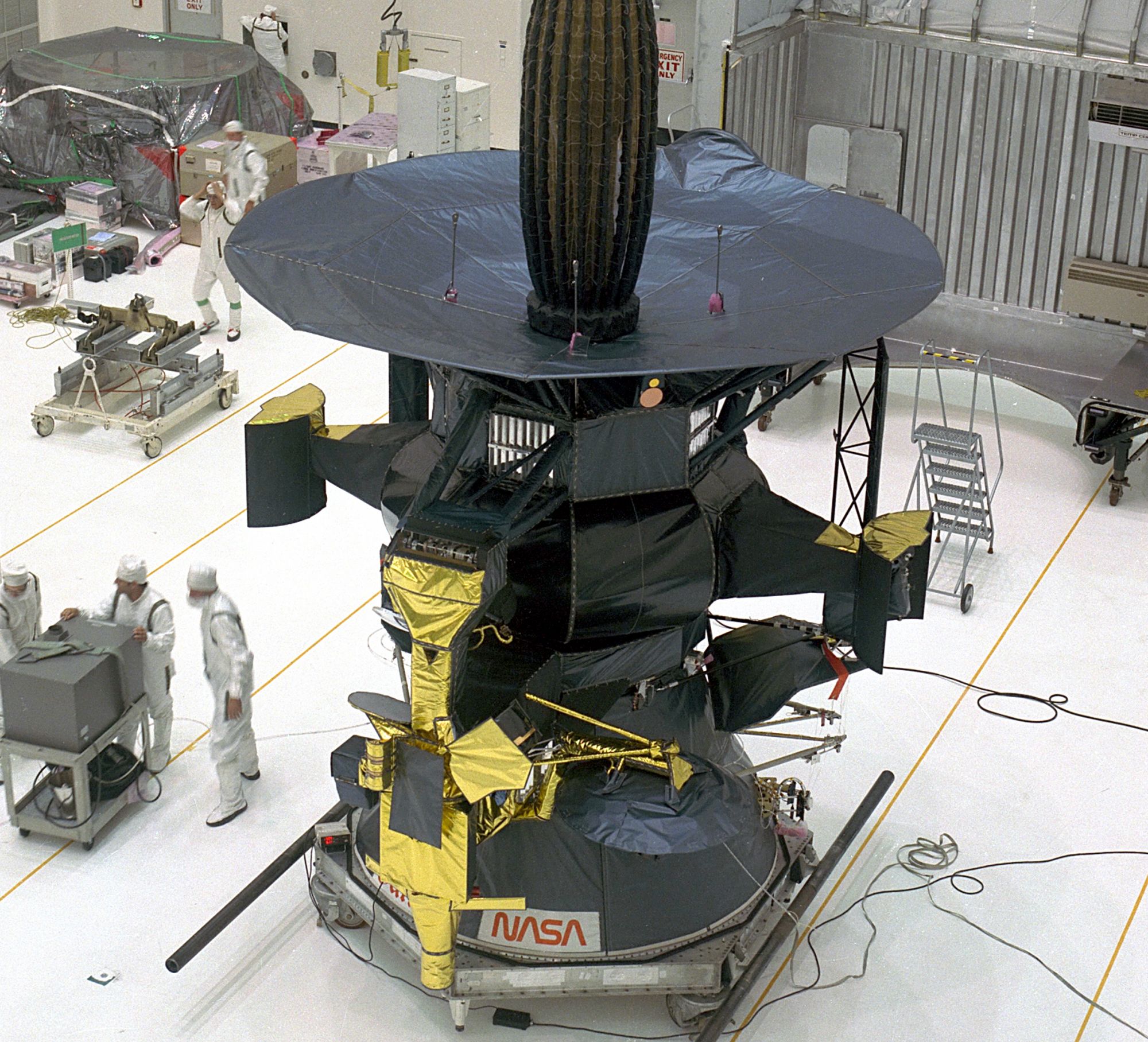 Galileo. Был запущен в 1989 году, а в 1995-м вышел на орбиту Юпитера. За время работы аппарат собрал и отправил на Землю больше 30 Гб данных. Для сохранения информации использовал надежный ленточный накопитель емкостью 114 Мб; впрочем, за время миссии и он несколько раз сбоил