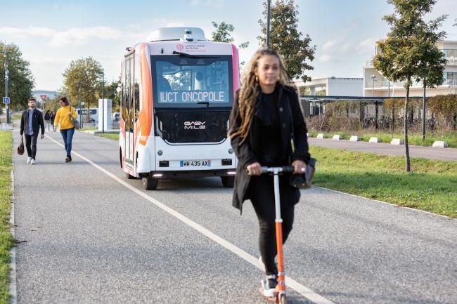 Во Франции запустили полностью автономный автобус