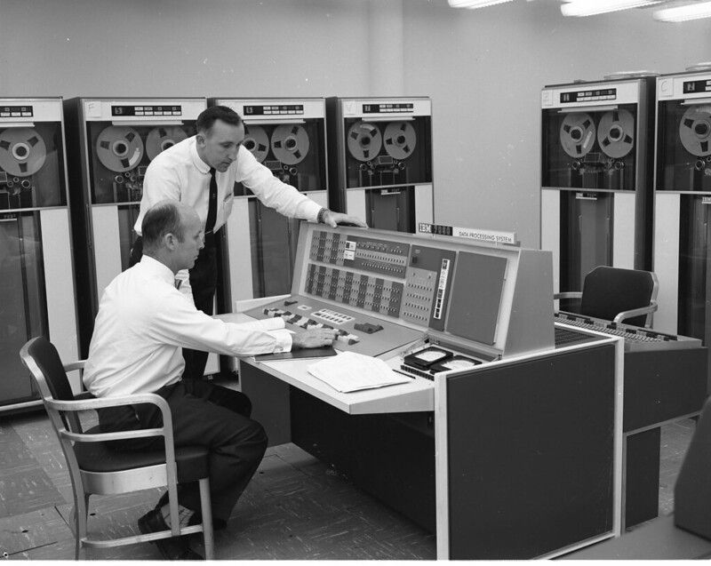 30 ноября 1959 года был анонсирован компьютер <i>IBM 7090</i>