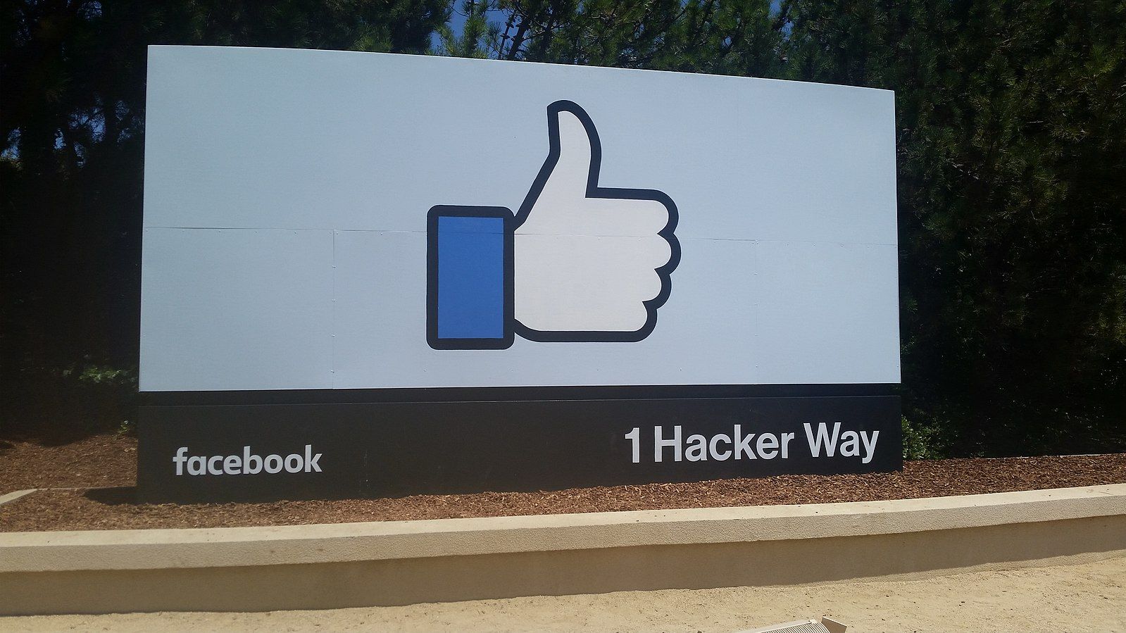 4 февраля 2004 года Марк Цукерберг запустил <i>Facebook</i>