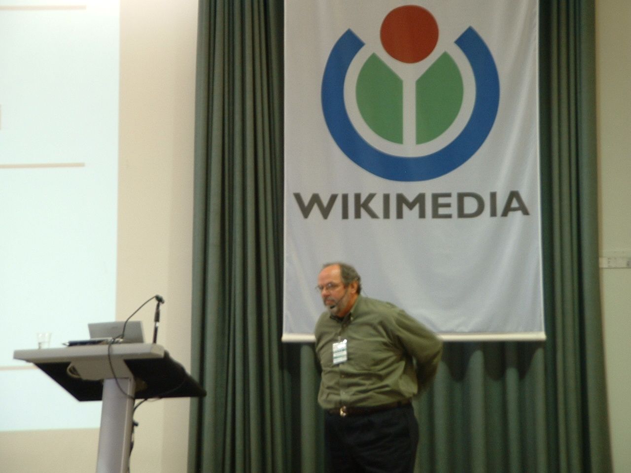 25 марта 1995 года был запущен <i>WikiWikiWeb</i>