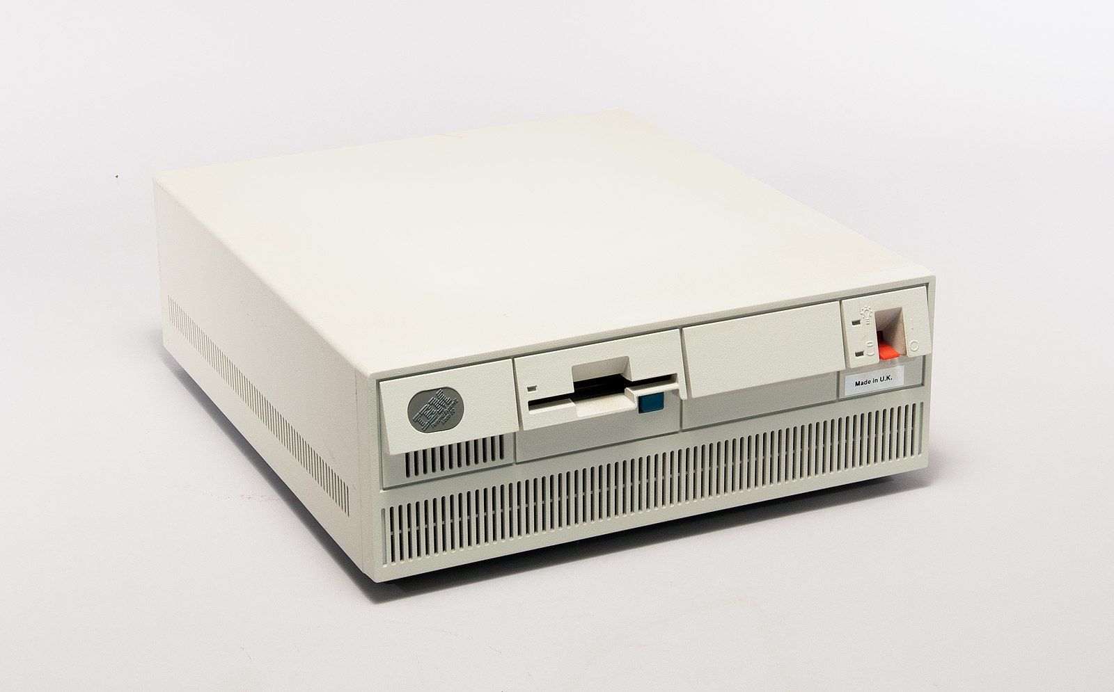 21 апреля 1988 года <i>Tandy </i>заявила о создании клонов <i>IBM </i><i>PS</i>/2