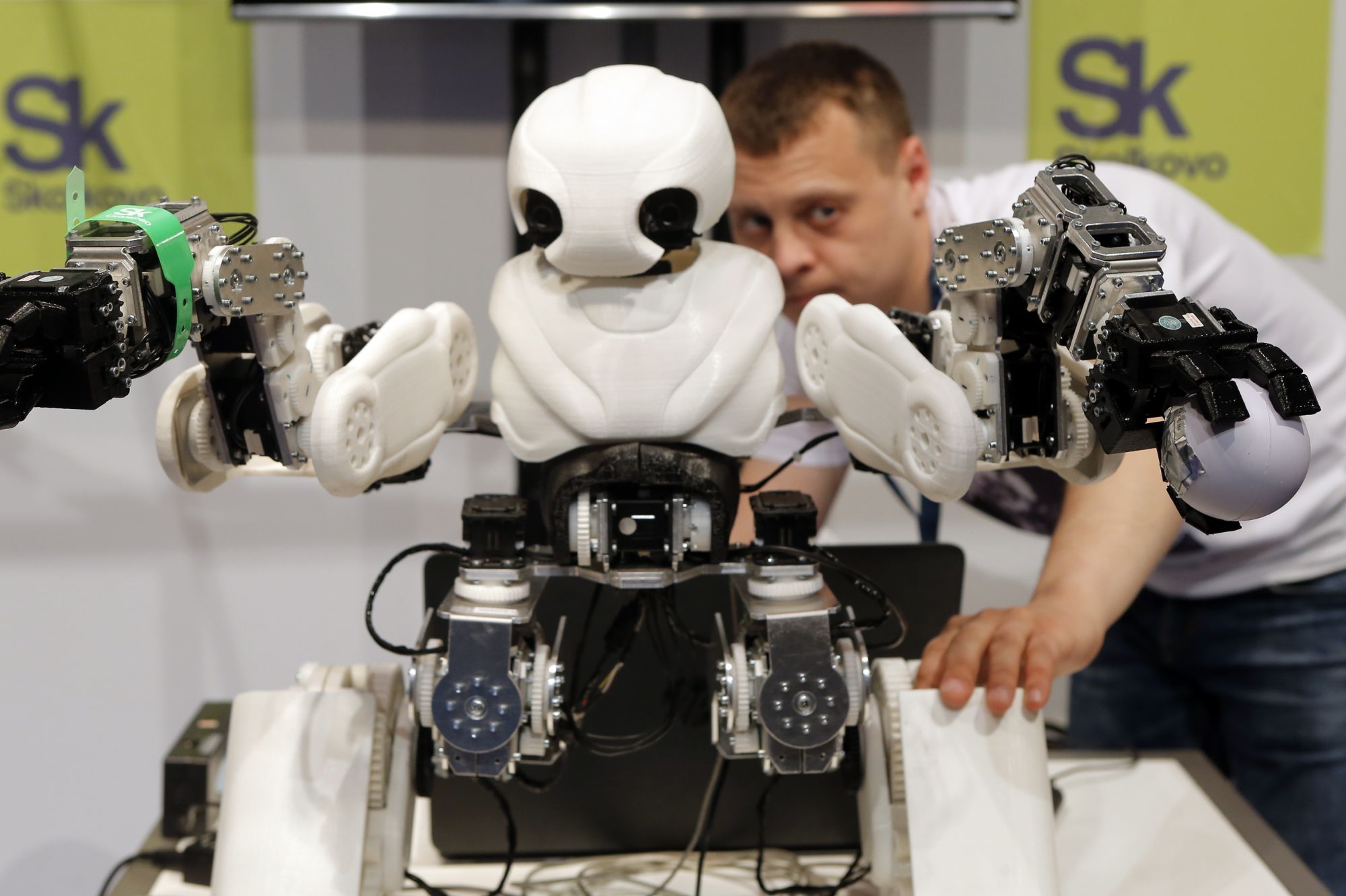 Александр Ганюшкин и его модульный робот-питомец «Адам» на форуме Innorobo в 2016 году