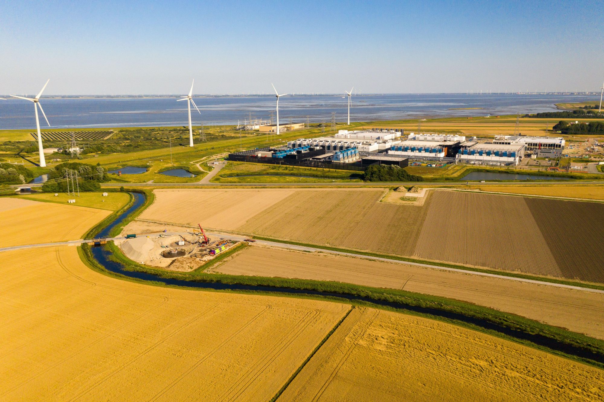 Дата-центр Google в Нидерландском Эмсхавене использует энергию, добываемую ветряными электростанциями