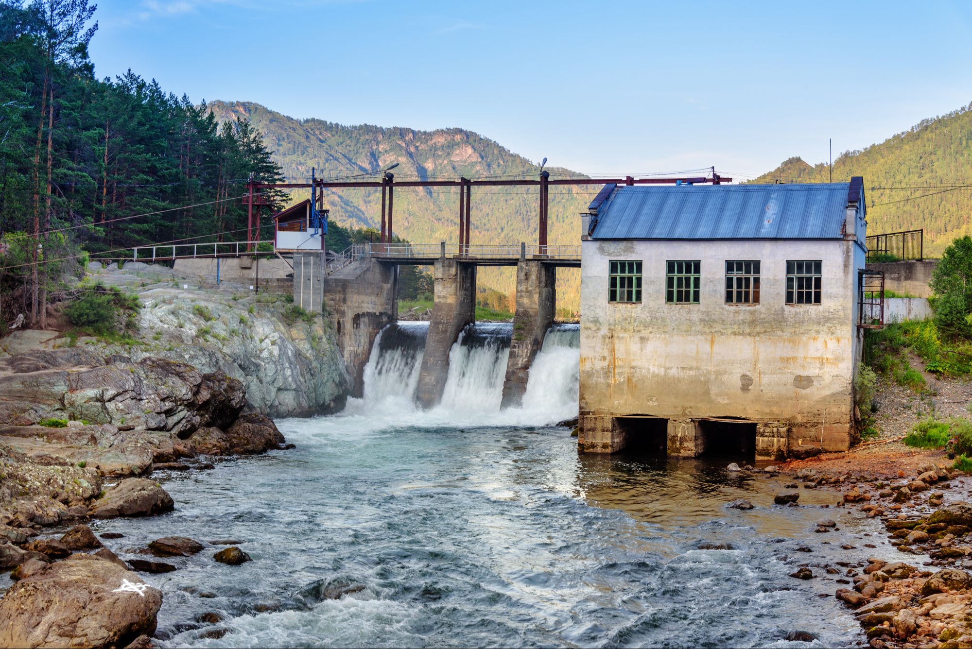 Гидроэлектростанция на горной реке Чемал (или Чемалка). Республика Алтай, Чемальский район