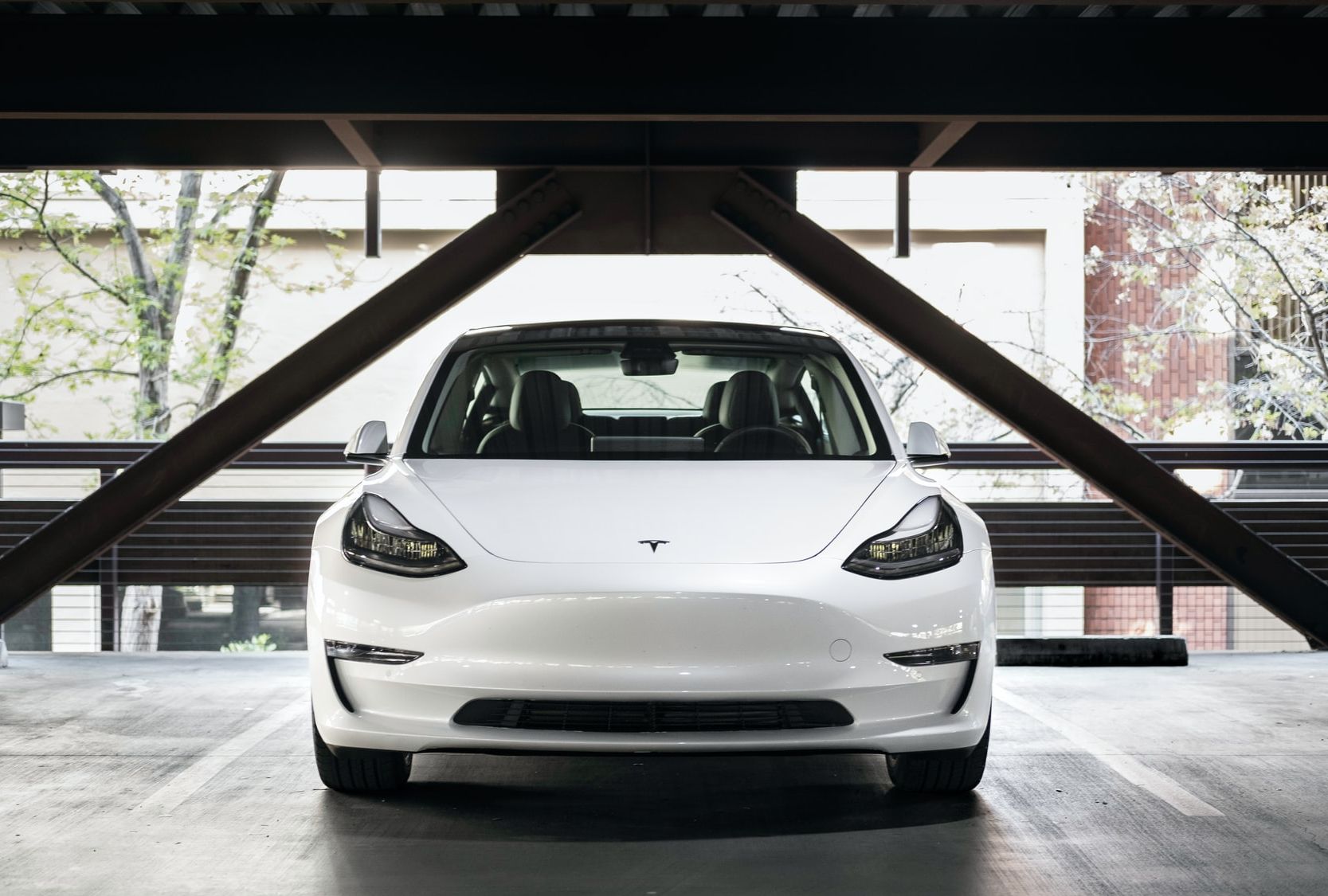 <i>Tesla </i>будет обслуживать электромобили за один час