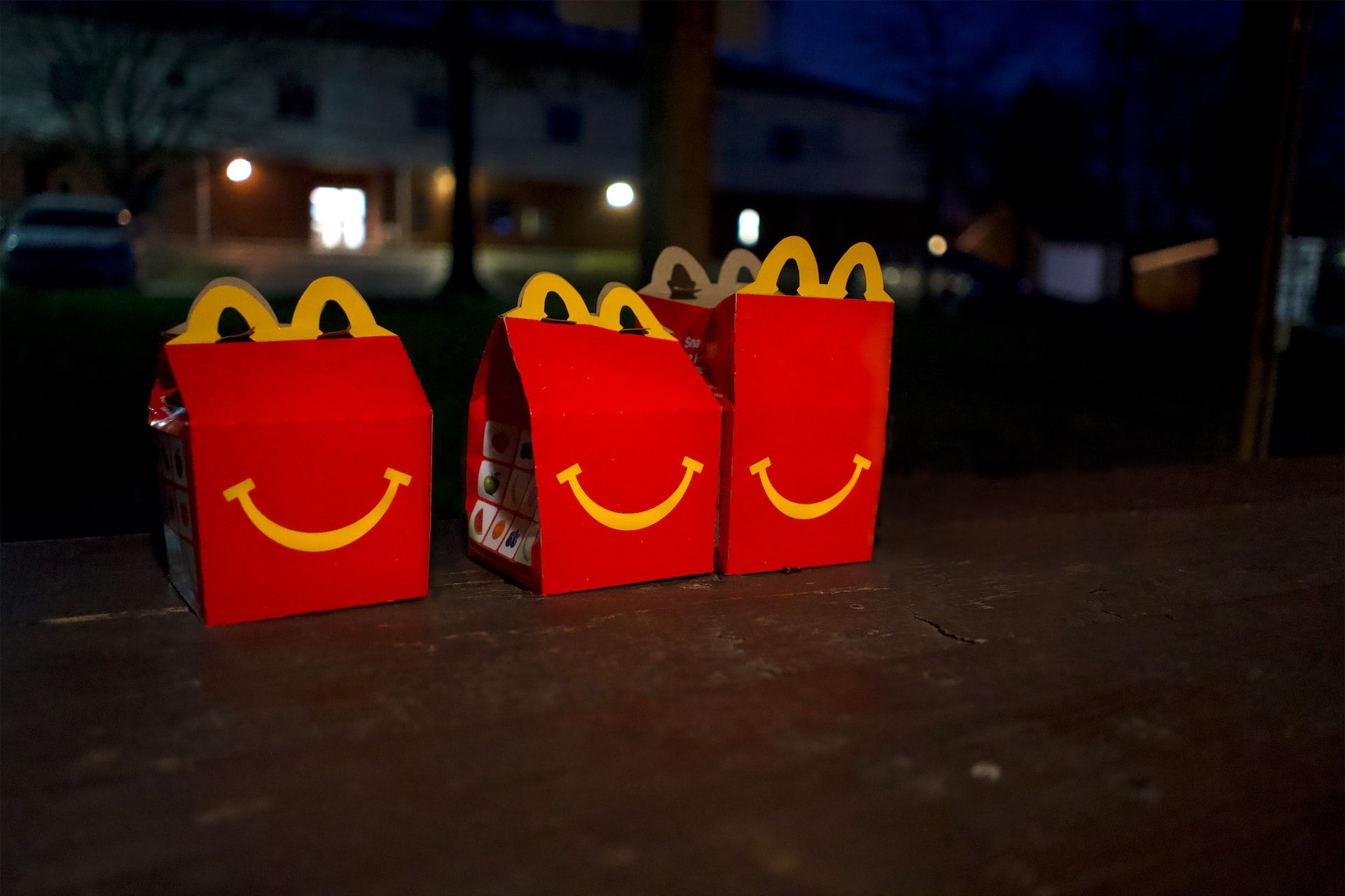 <i>McDonald</i>'<i>s </i>сделал геймерское кресло с держателями для бургеров и картошки