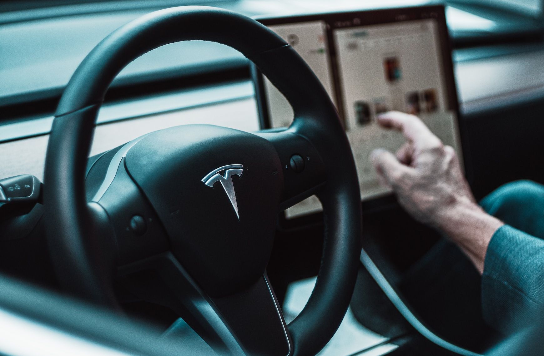<i>Tesla </i>научила автопилот бороться с обманками на руле