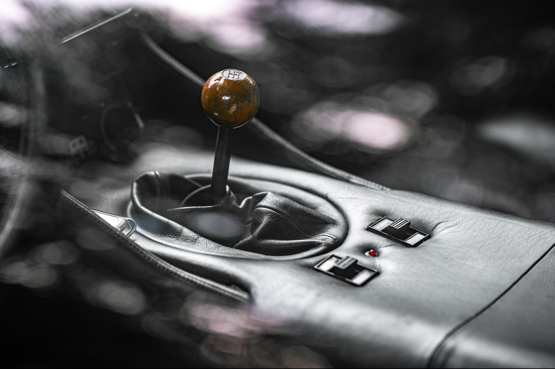 <i>Lexus </i>разрабатывает необычный девайс для электрокаров