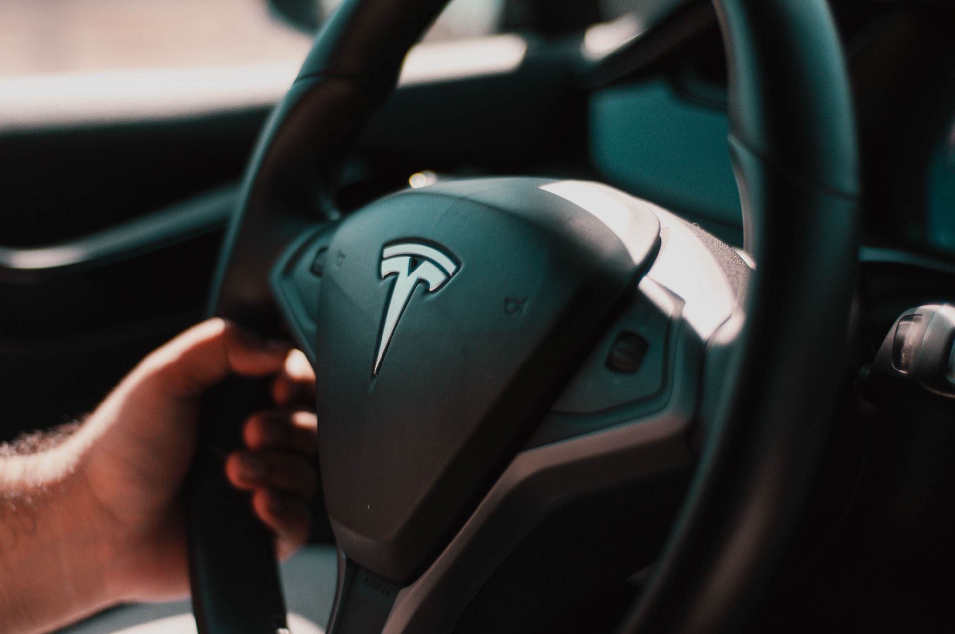 <i>Tesla </i>открыла доступ к продвинутому автопилоту