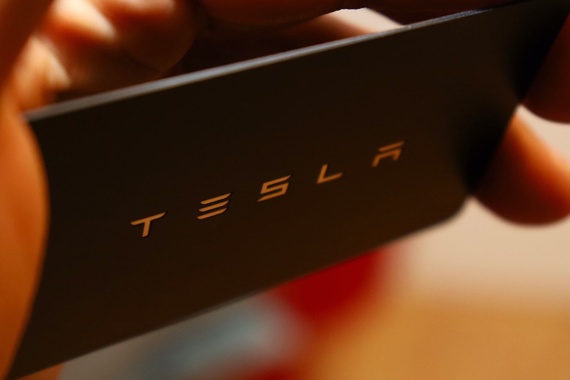 <i>Tesla </i>выпустила беспроводную зарядку для гаджетов