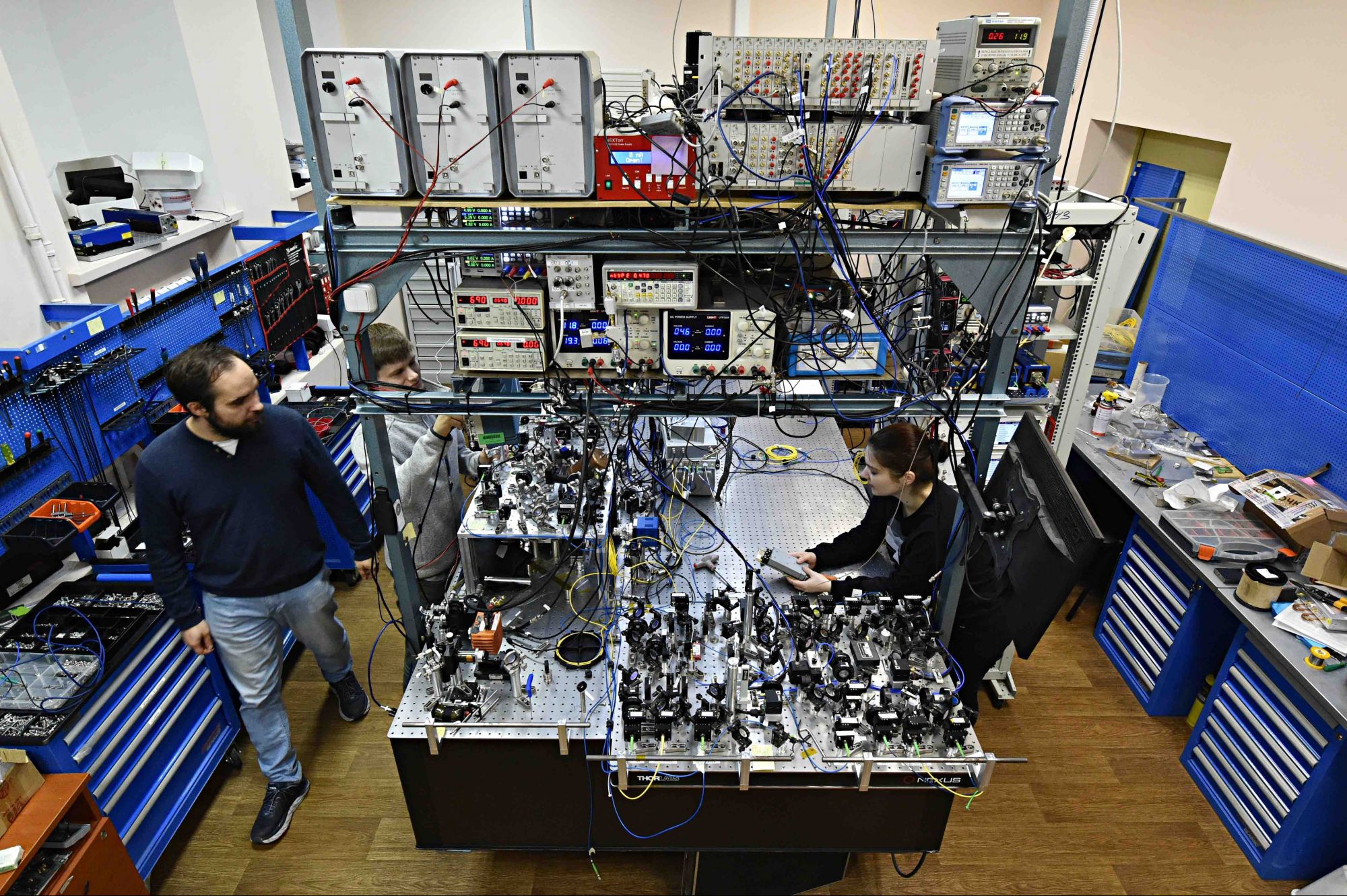 Прототип квантового компьютера на обычный совсем непохож: это оптический стол, позволяющий манипулировать отдельными частицами-кубитами