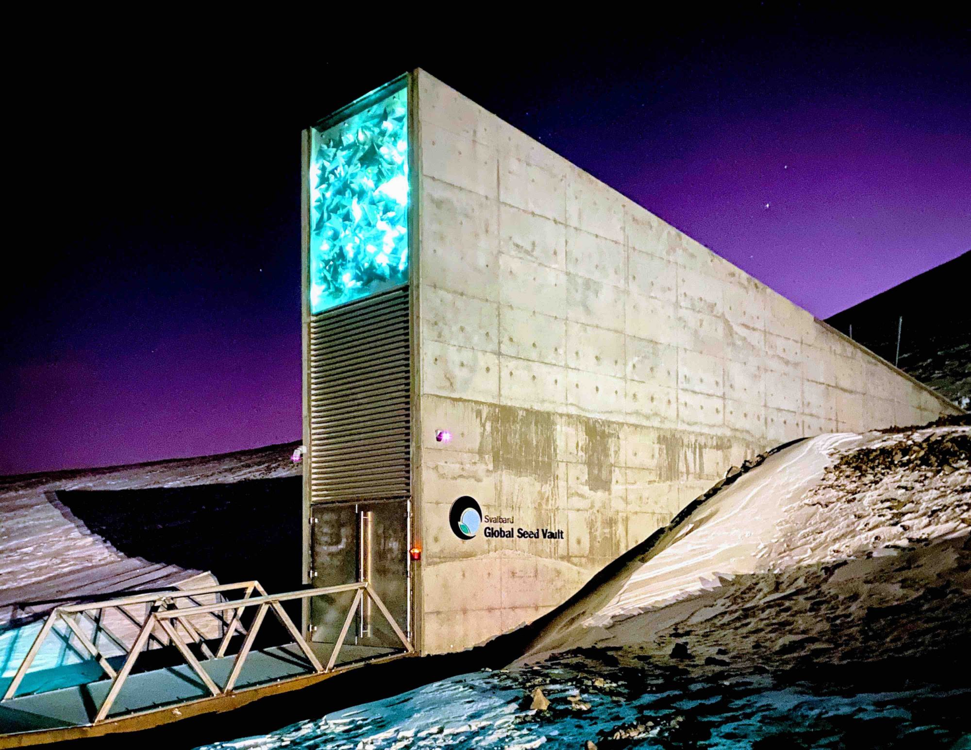 Помимо Всемирного семенохранилища, на Шпицбергене действует Arctic World Archive, где сохраняются важнейшие цифровые данные