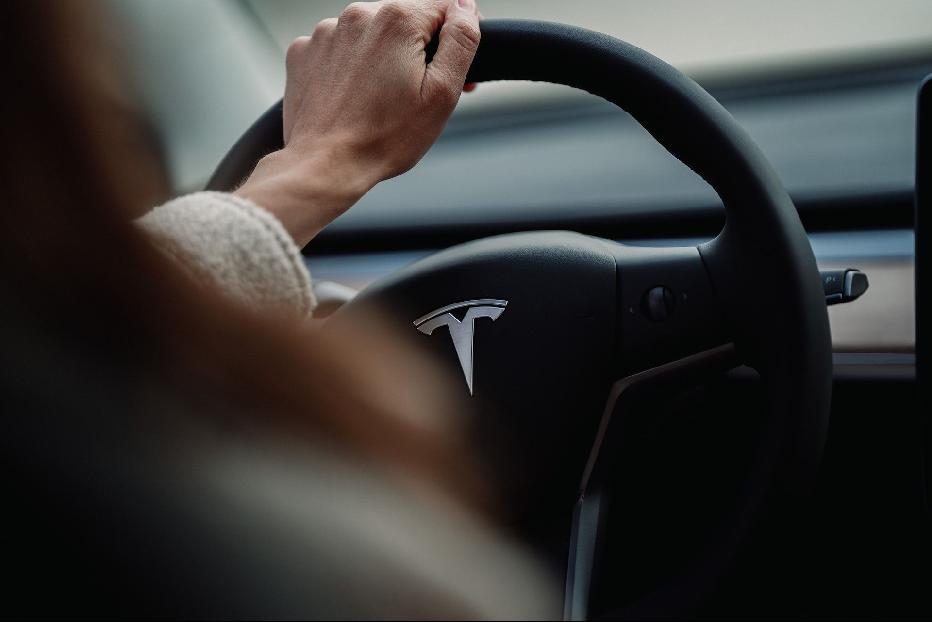 <i>Tesla </i>поставила автопилот на паузу
