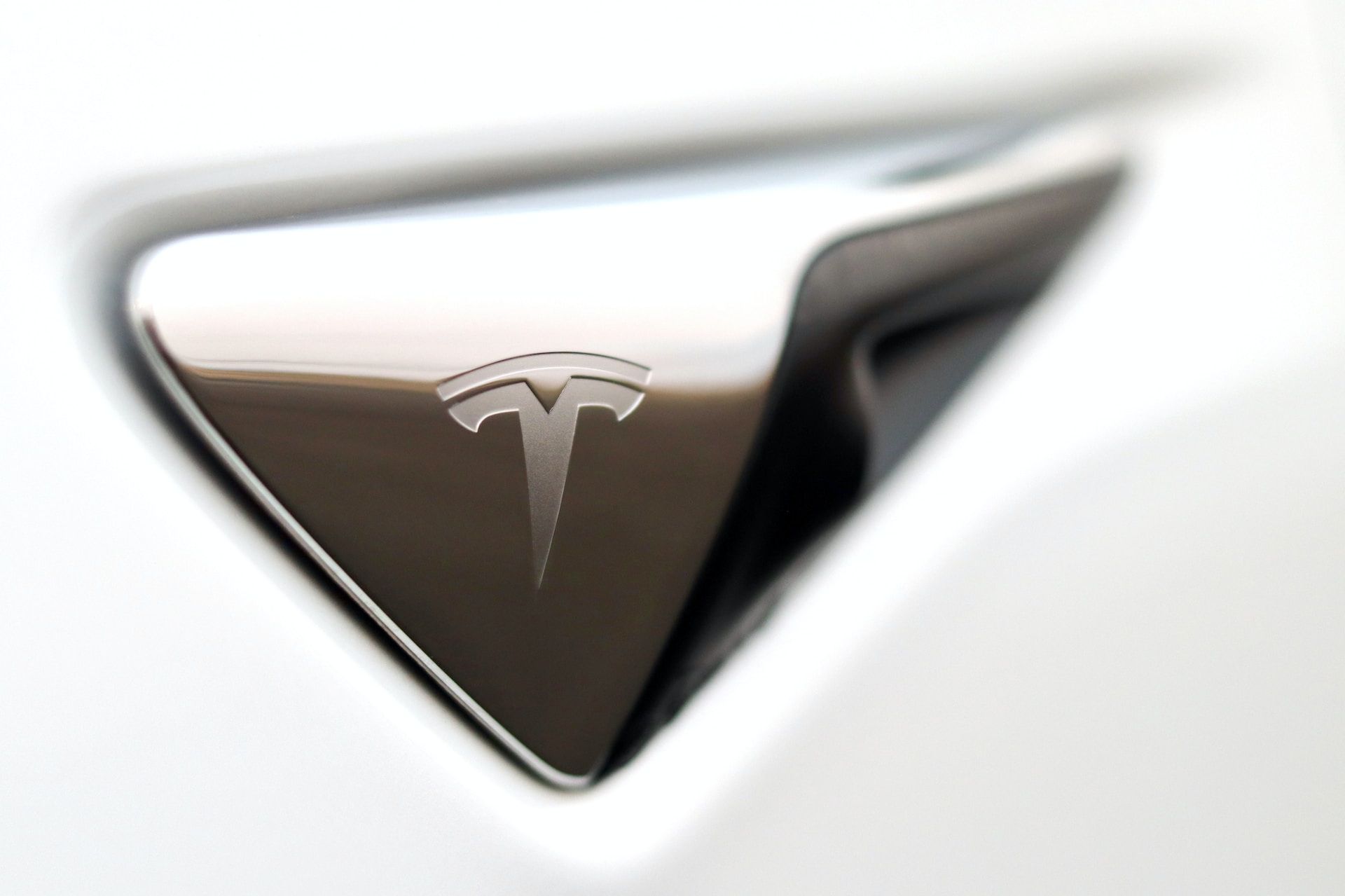 <i>Tesla </i>выпустила беспроводную зарядку