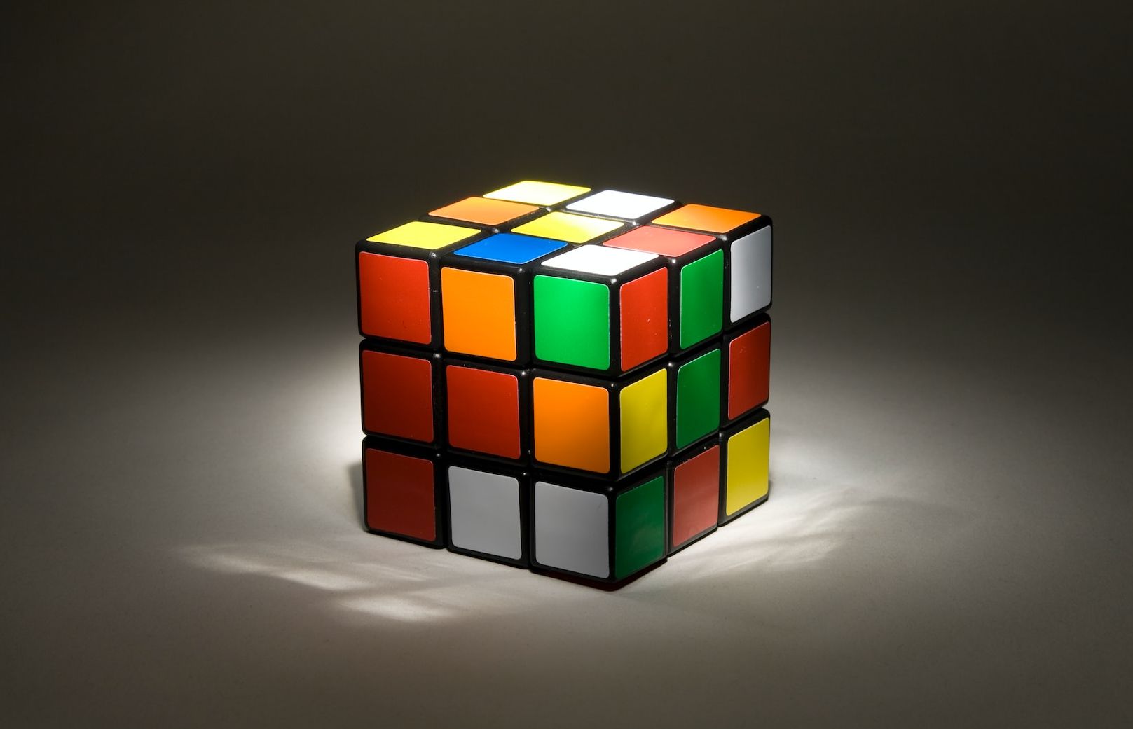 Робота научили собирать кубик Рубика быстрее пяти секунд