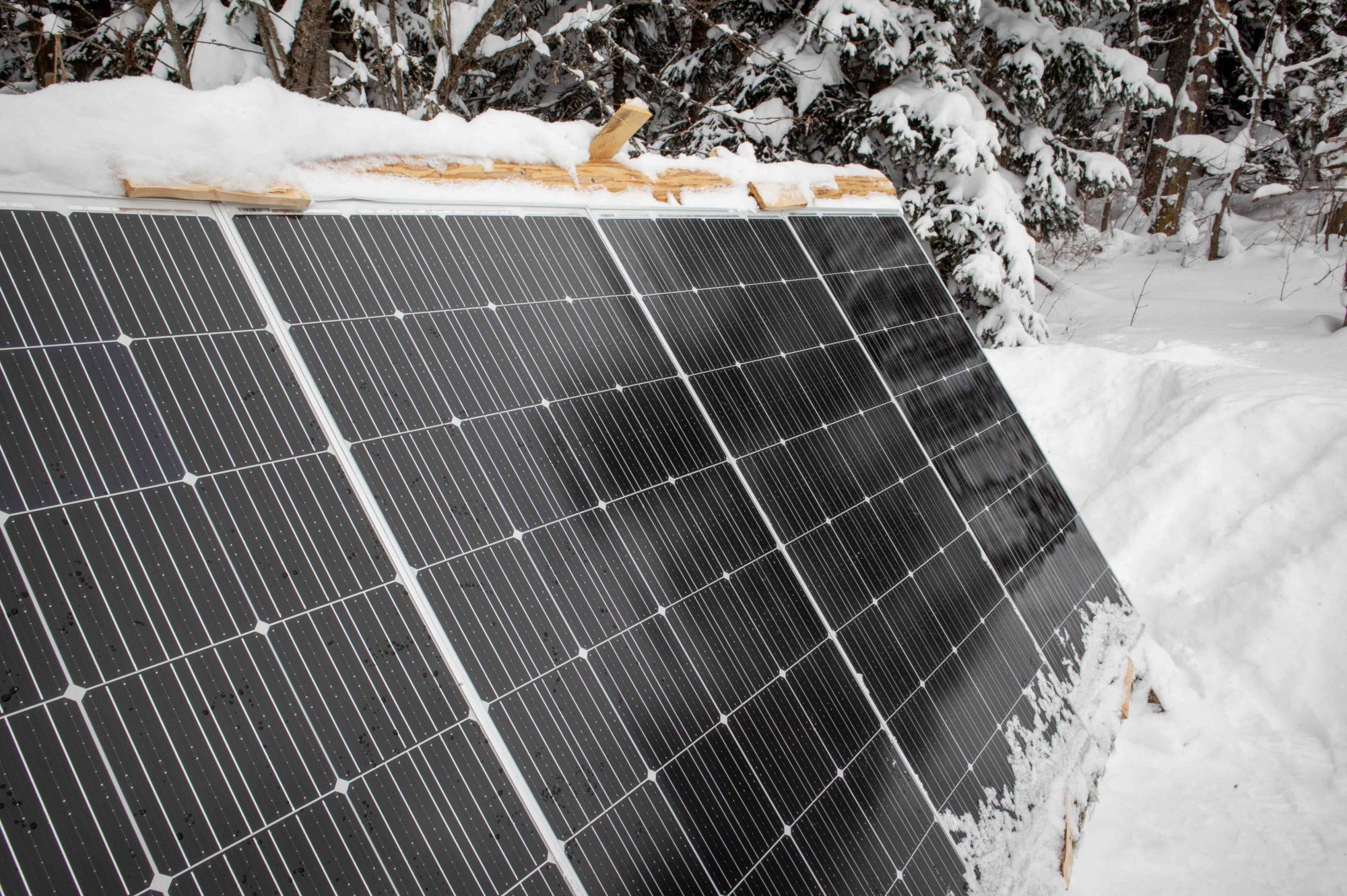 Зимой солнечные панели нужно очищать от снега. Даже при правильном уходе за оборудованием, света не всегда хватает чтобы восполнить траты энергии