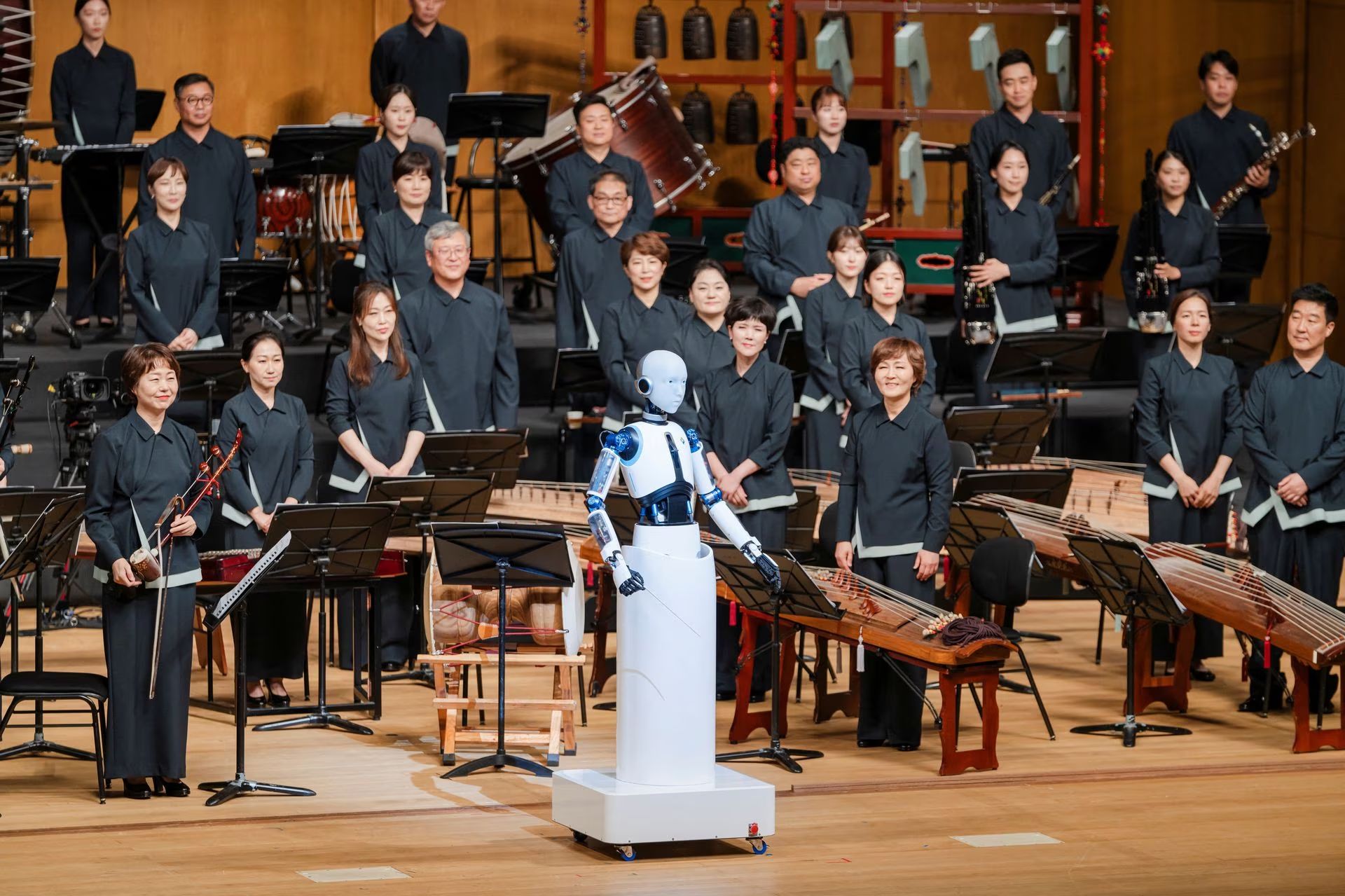 Национальным оркестром Южной Кореи впервые дирижировал робот