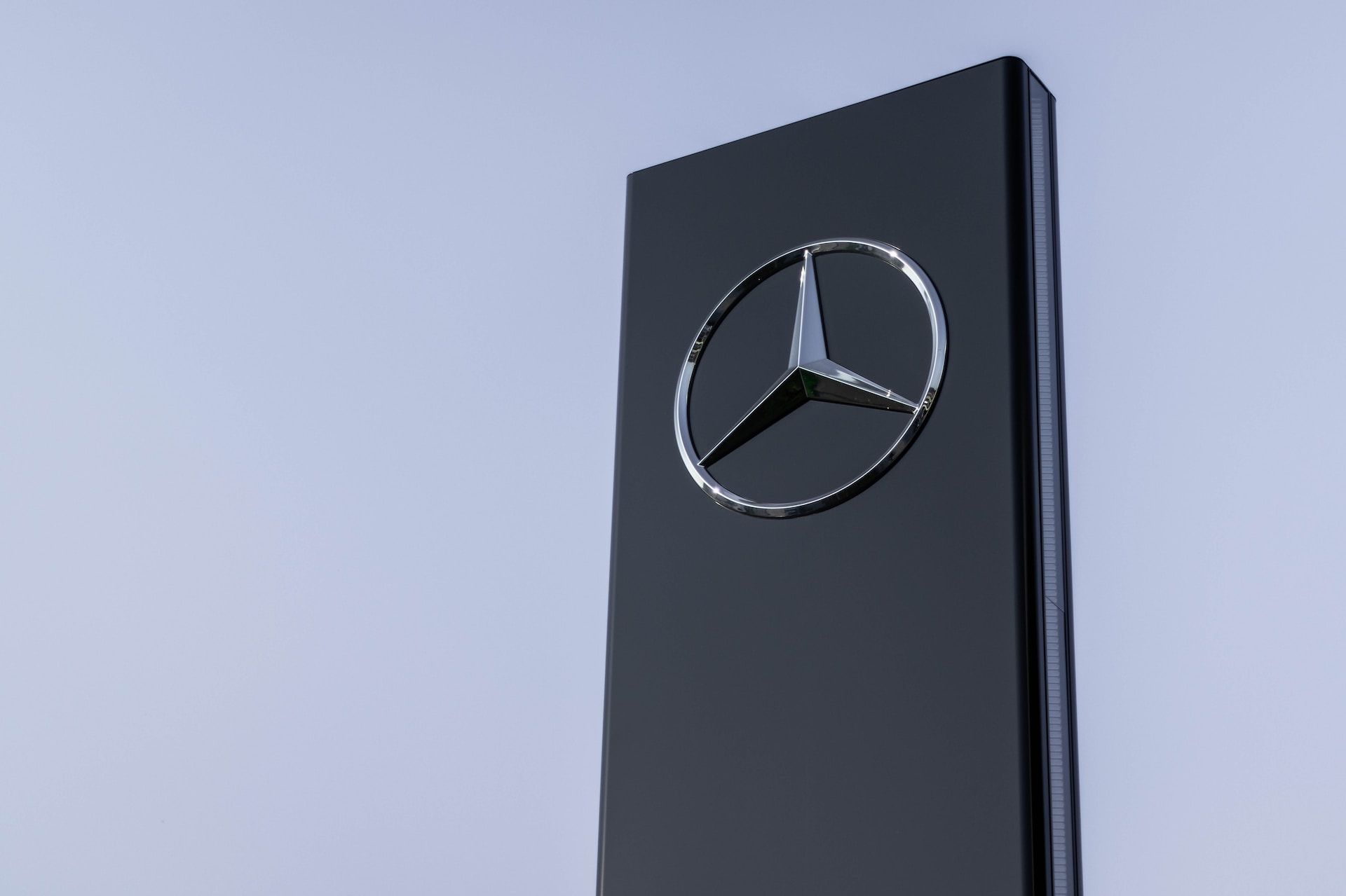 <i>Mercedes-Benz </i>отключил российских дилеров от обновлений