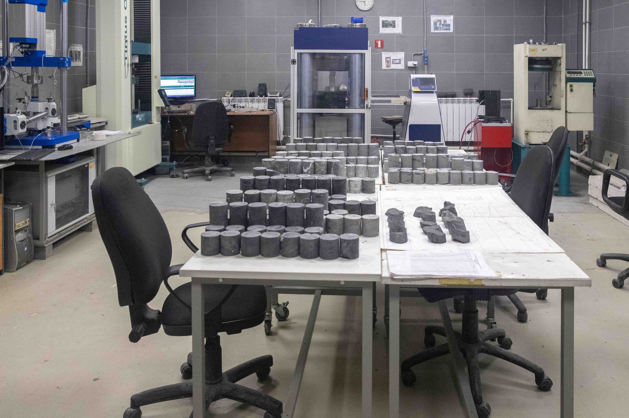 Подготовленные к физико-механическим испытаниям образцы диаметром 63 мм вырублены на Мокулаевском месторождении известняков 