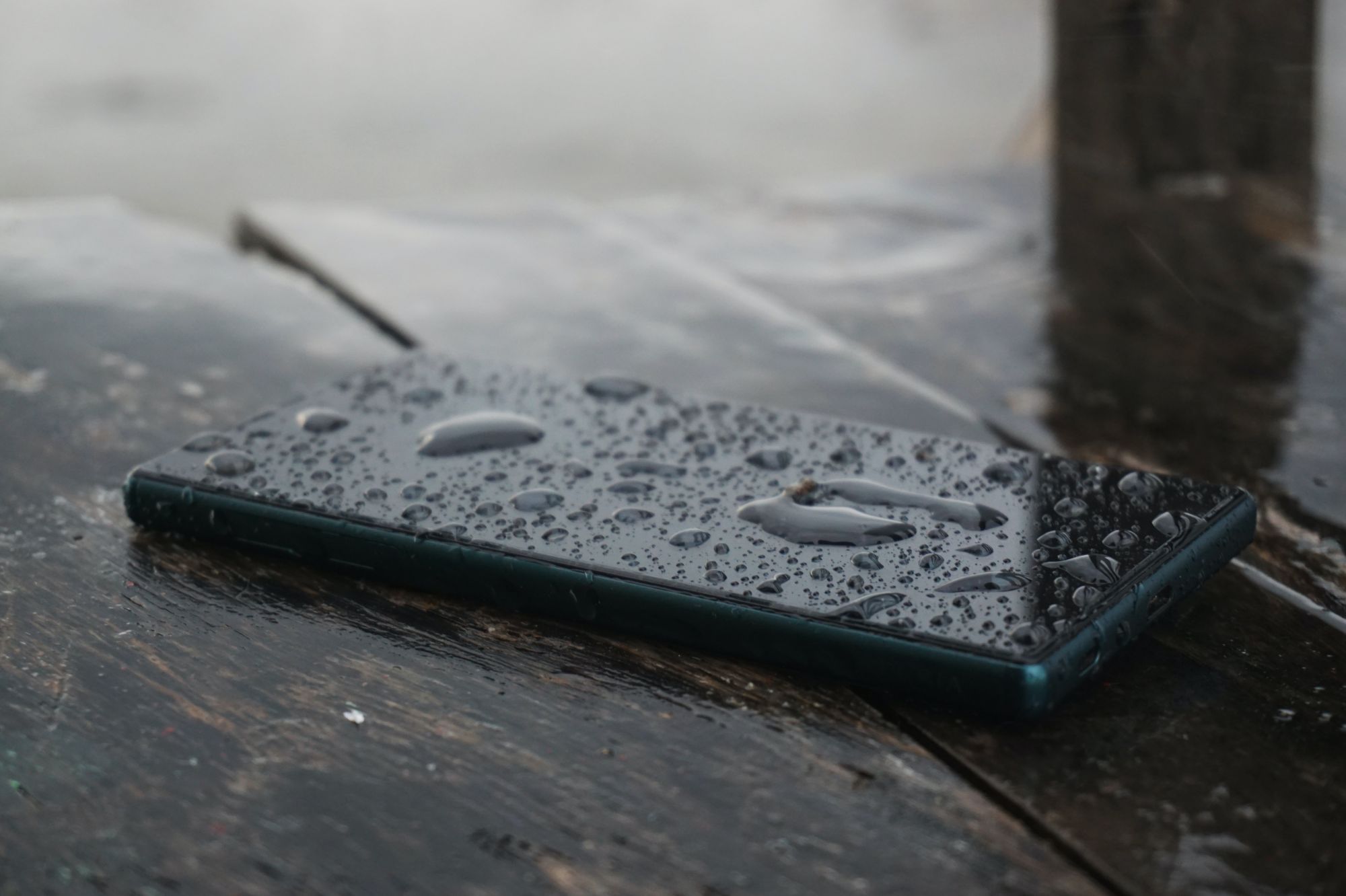 Телефон упал в воду: что делать и как спасти устройство