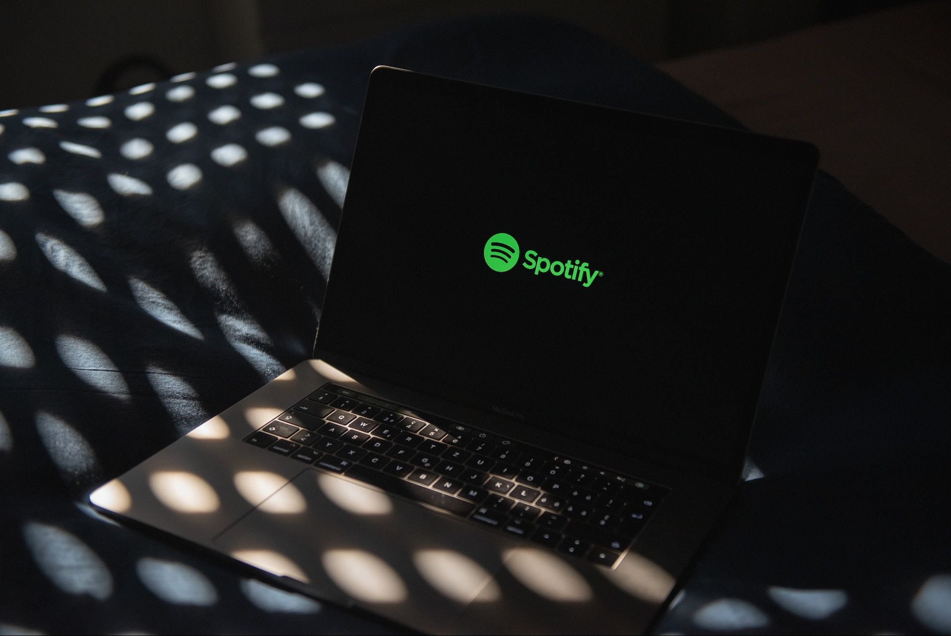 <i>Spotify </i>не будет запрещать ИИ-музыку