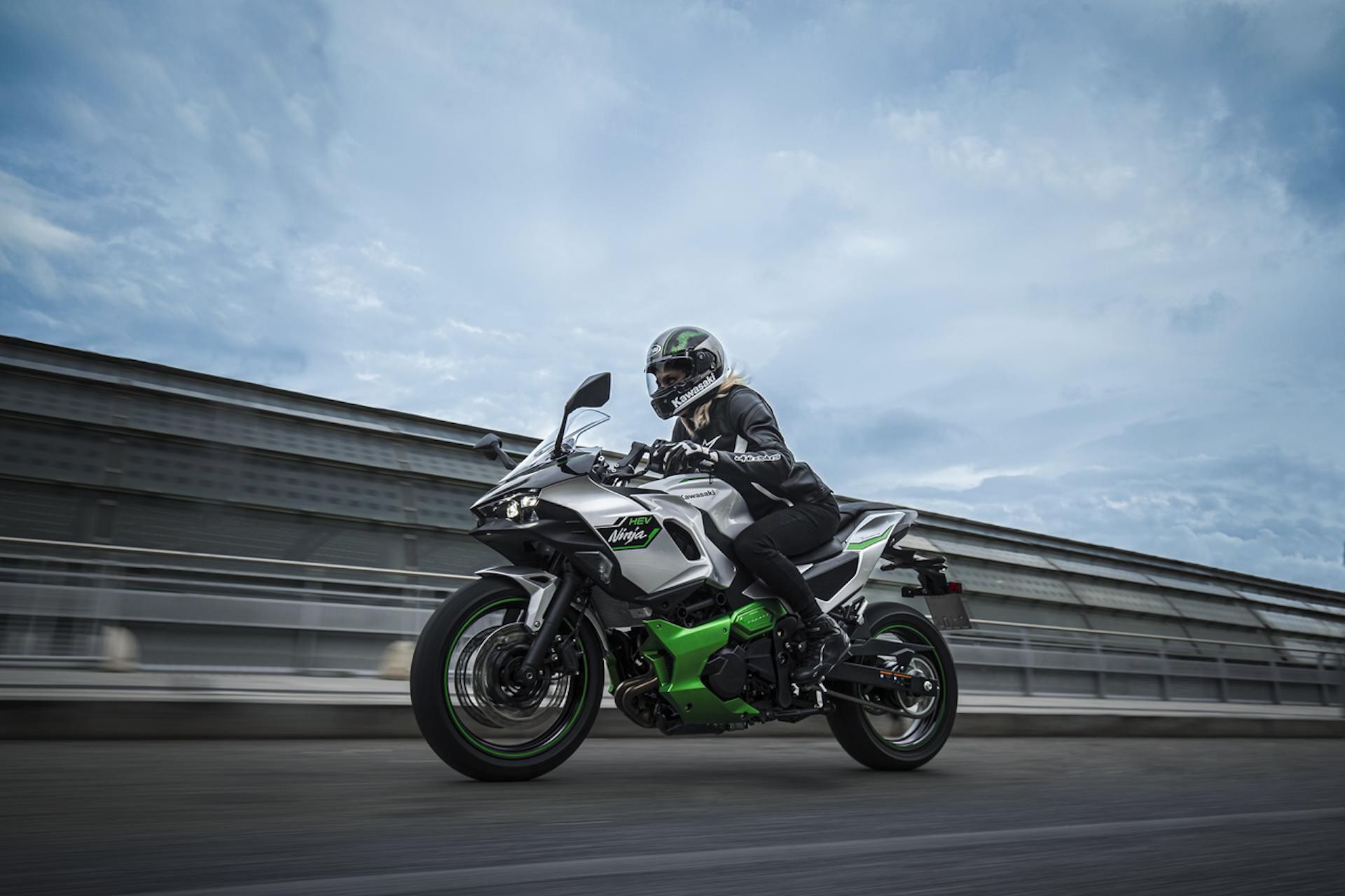 <i>Kawasaki </i>выпустила первый в мире гибридный мотоцикл